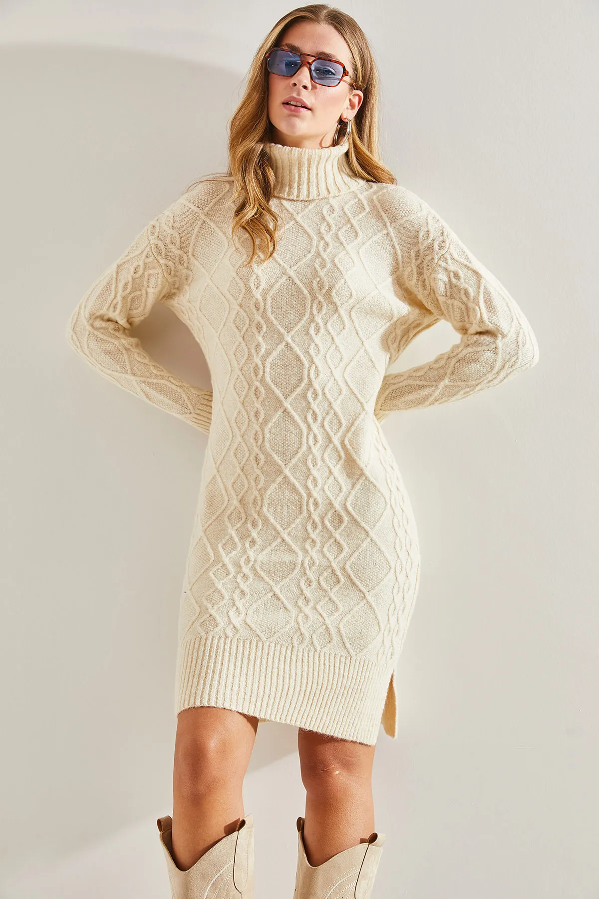 Bianco Lucci  Rollkragen-Strickkleid mit geflochtenem Haar für Damen