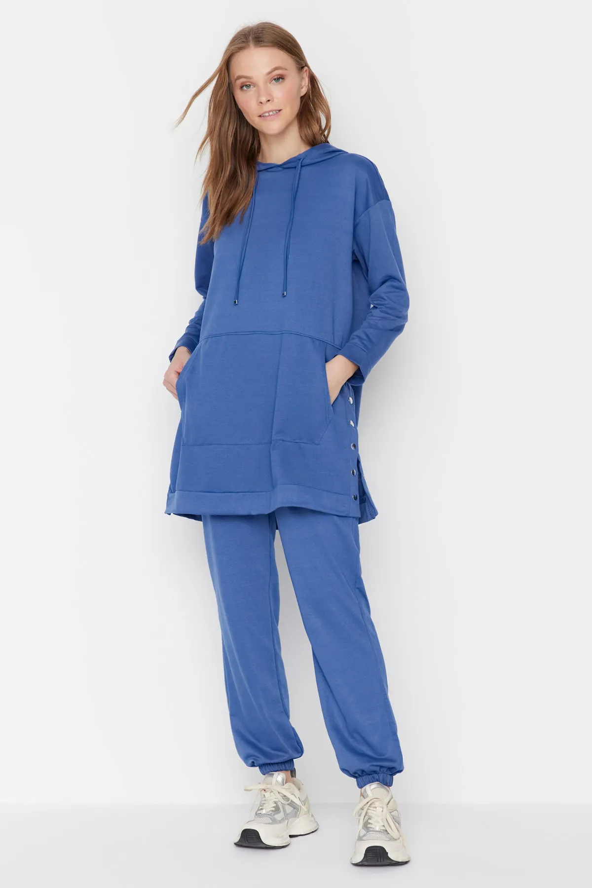 Trendyol Modest  Indigofarbenes Jogger-Trainingsanzug-Set mit Kängurutasche und Druckknopfdetail und Kapuze und Kapuze TCTSS21EM0072