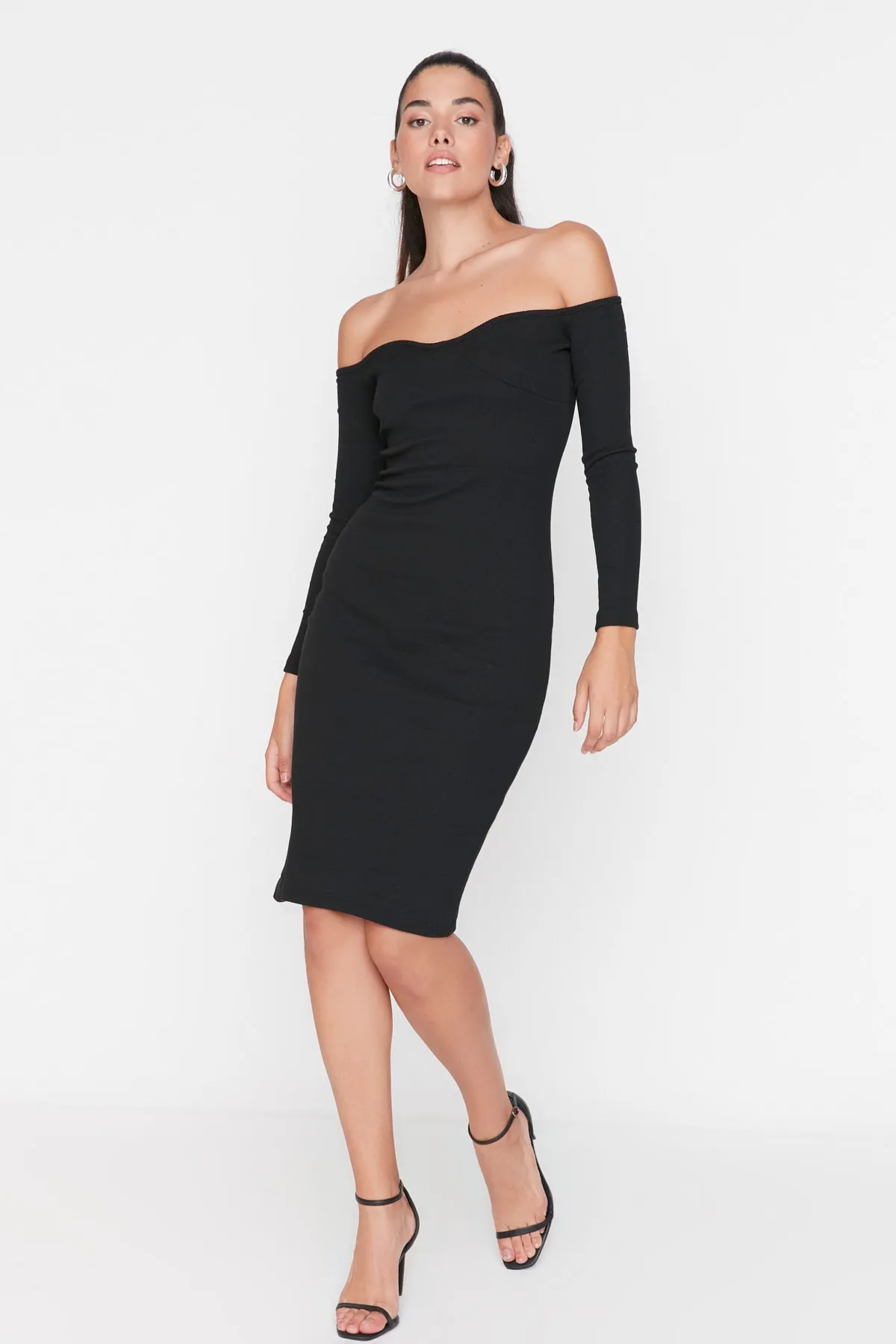 Trendyol Collection  Schwarzes, tailliertes, geripptes, dehnbares Midi-Strickkleid mit herzförmigem Ausschnitt TWOAW23EL00047