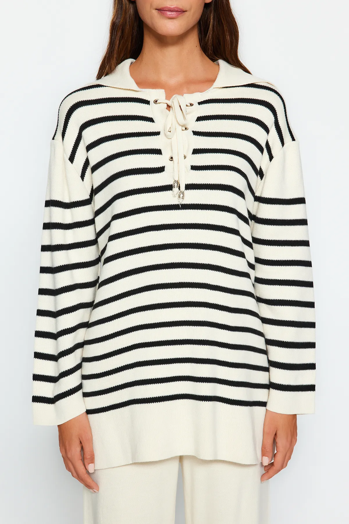 Trendyol Modest  Beiges Strickoberteil- und Unterteil-Set mit gestreiftem Kragen und Krawatte, Pullover und Hose TCTAW24US00080
