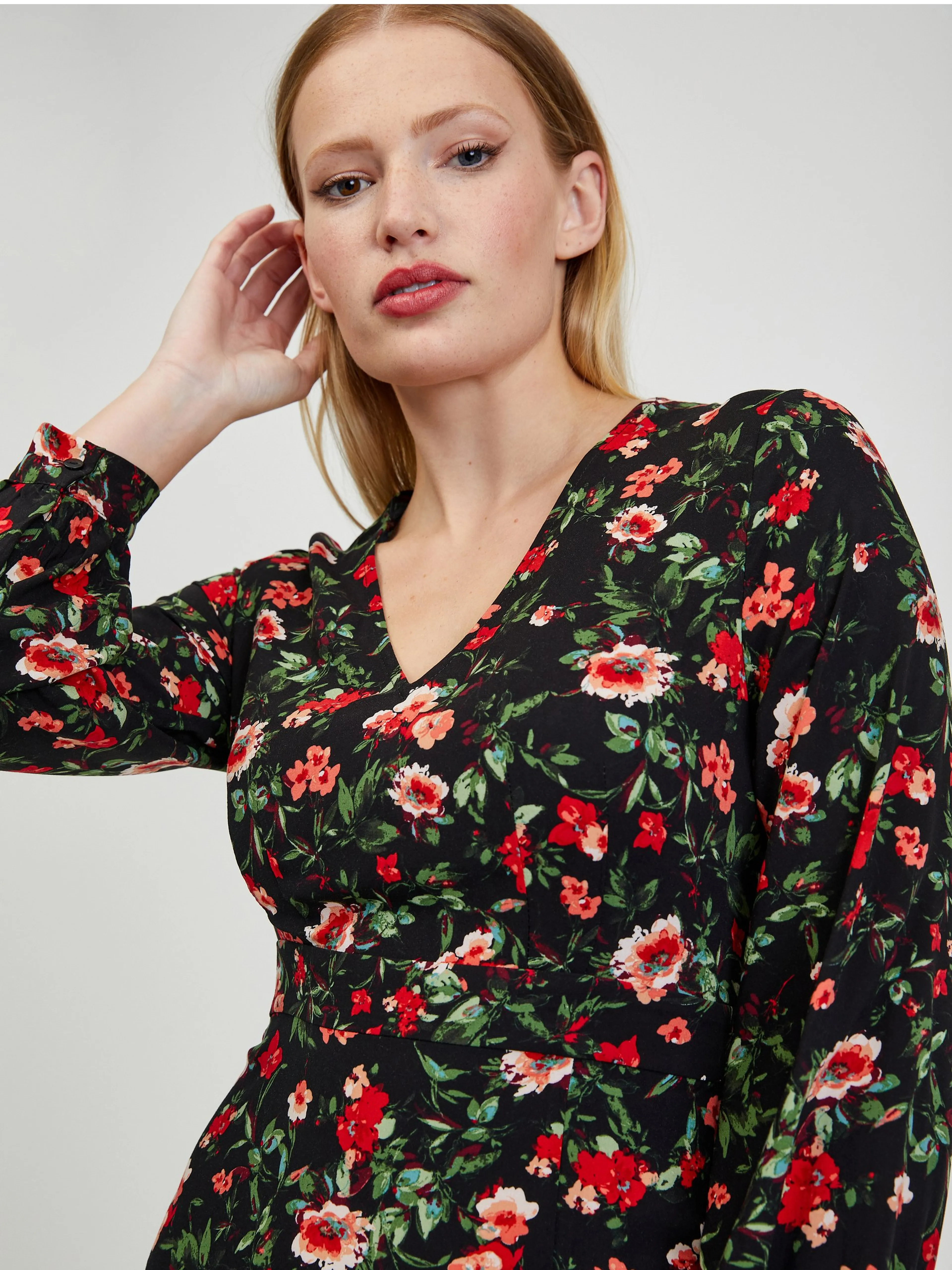 Rotes und schwarzes geblümtes Damenkleid ORSAY