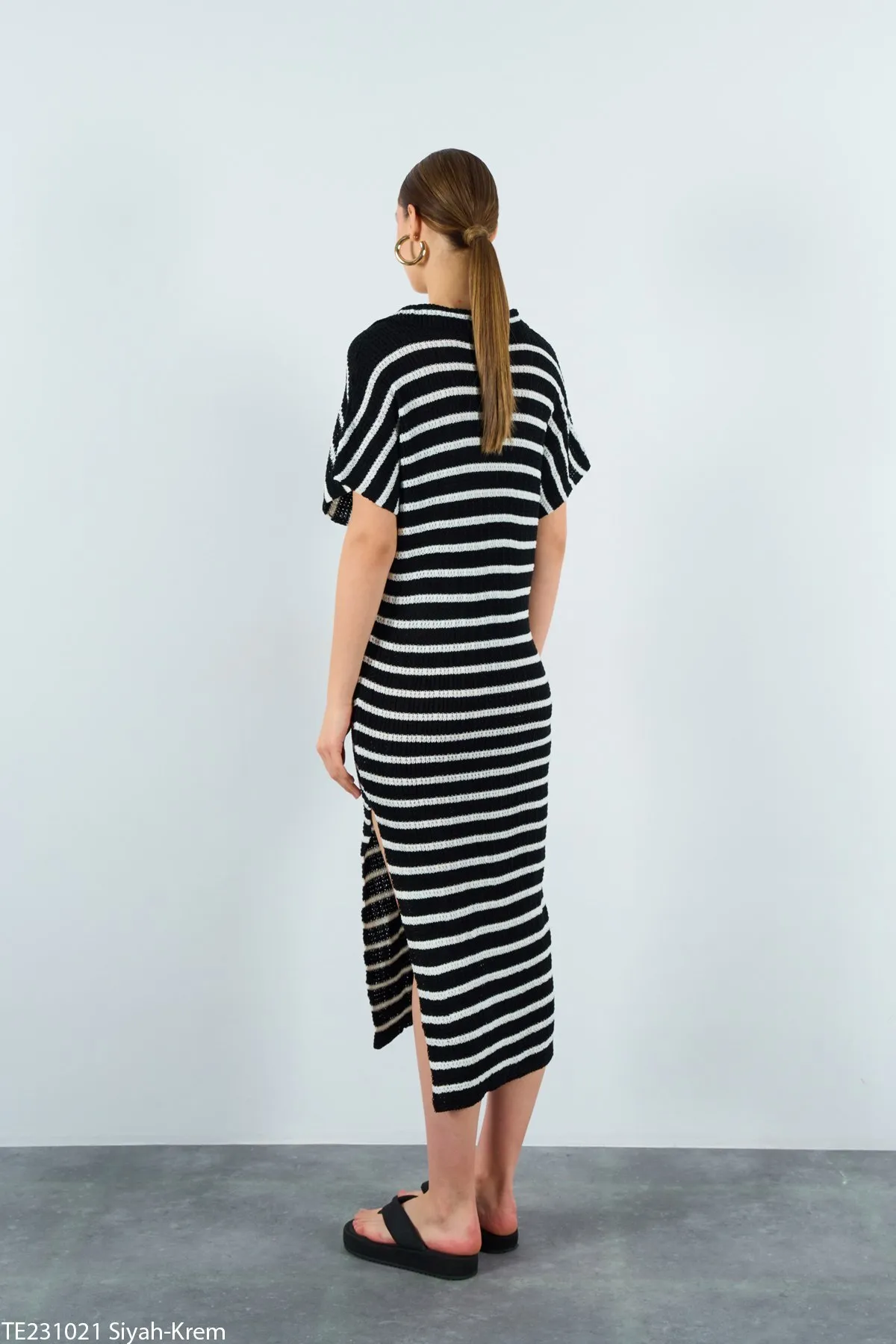 Laluvia  Schwarz-cremefarbenes, gestreiftes Schlitzkleid mit Polokragen