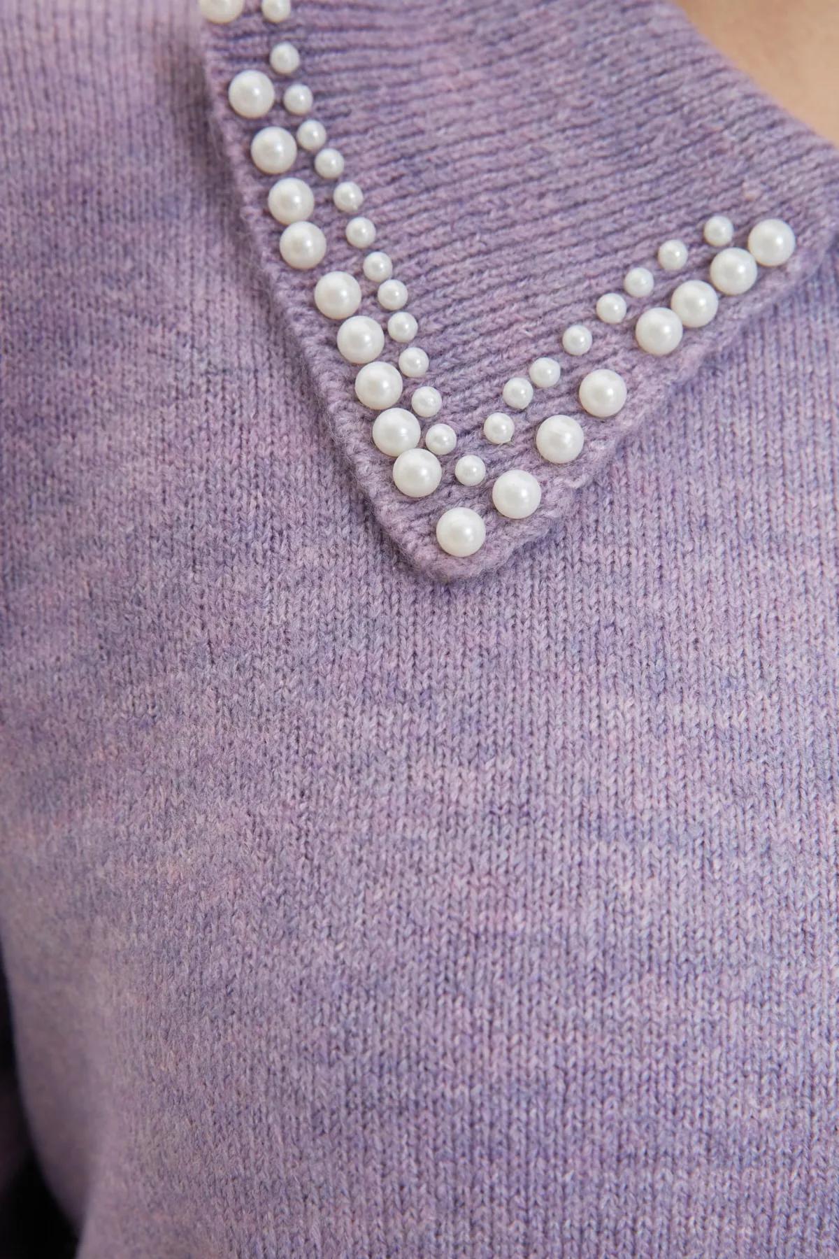 Trendyol Modest  Fliederfarbener, weicher Strickpullover mit Perlenmuster für Babykragen TCTAW22AK0238