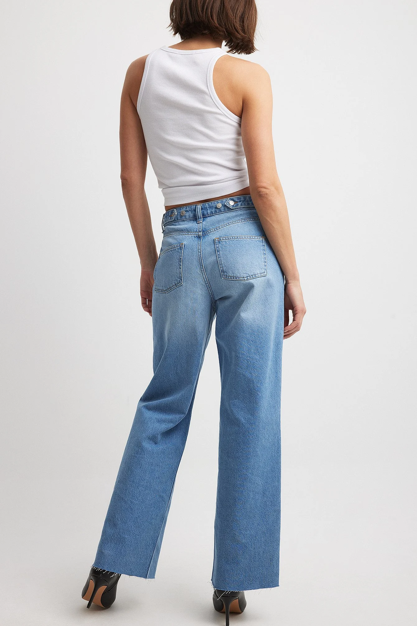 Gerade Jeans mit hoher Taille und Detail am Rücken