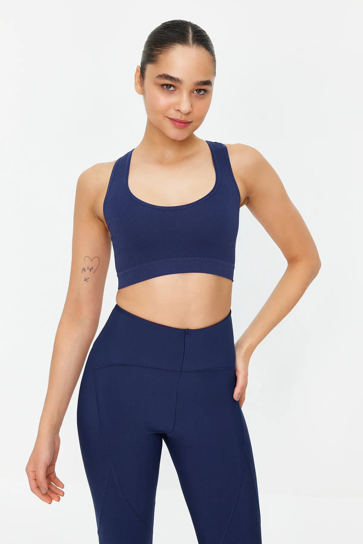 Trendyol Collection  Nahtloser/nahtloser, leicht stützender/formender gestrickter Sport-BH in Dunkelblau TWOAW22SS0009