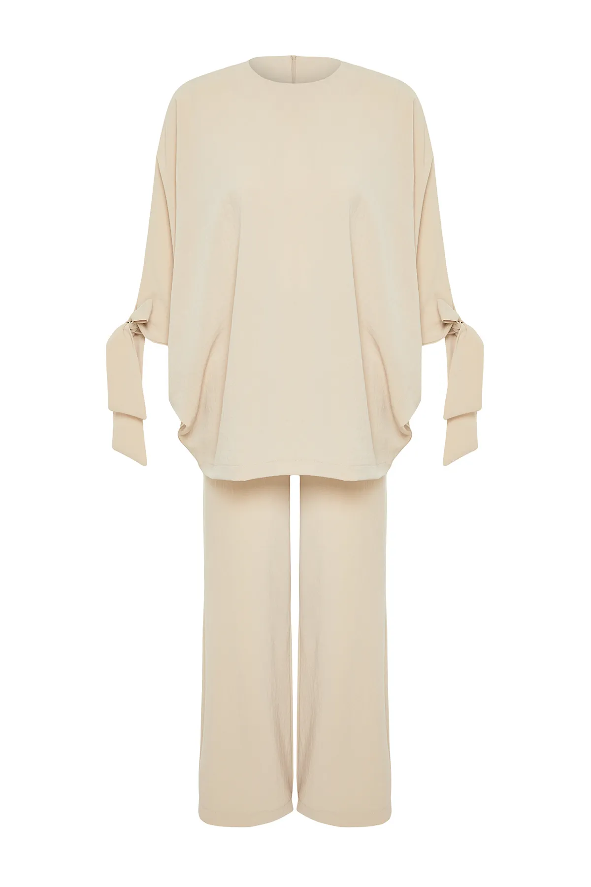 Trendyol Modest  Beigefarbenes Set aus gewebter Aerobin-Tunika und Hose mit Fledermausärmeln TCTSS23US00043