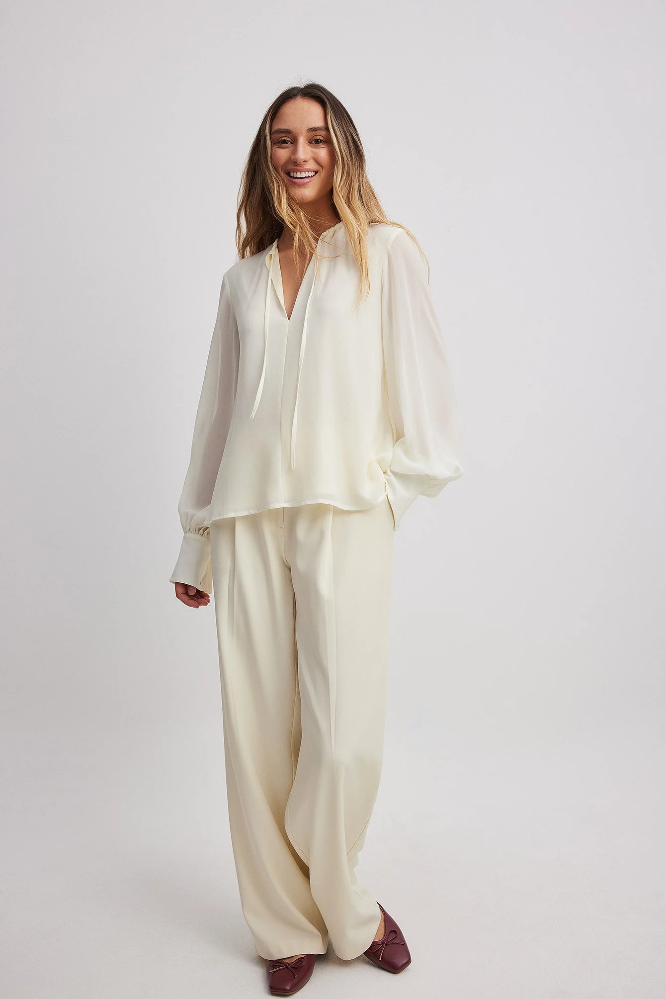 Hinten plissierte Bluse mit Ausschnitt zum Binden