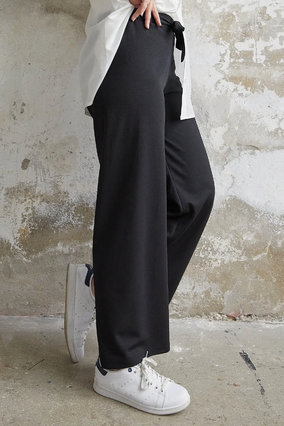 InStyle  Lockere Scuba-Hose mit Gürtel und Taille – Schwarz