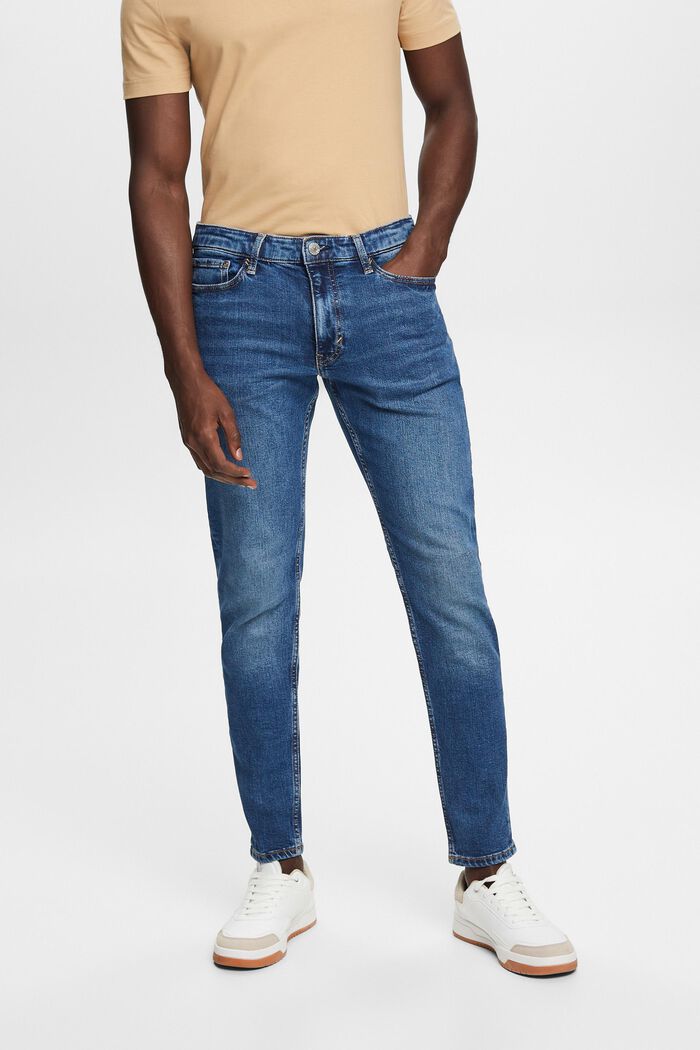 Schmal zulaufende Jeans mit recycelter Baumwolle