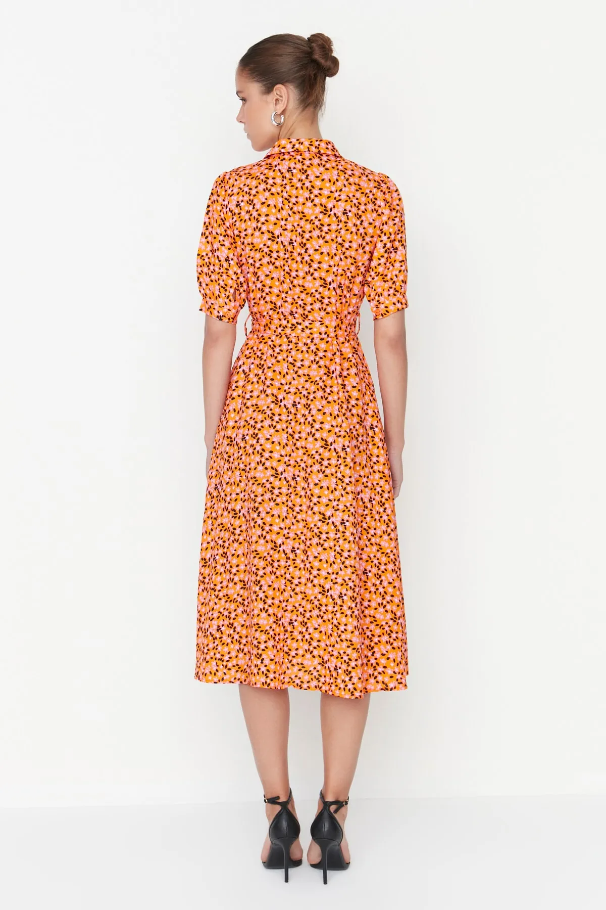 Trendyol Collection  Orangefarbenes, gewebtes Midi-Hemdkleid aus Viskose mit Blumendruck und Gürtel TWOSS20EL1559