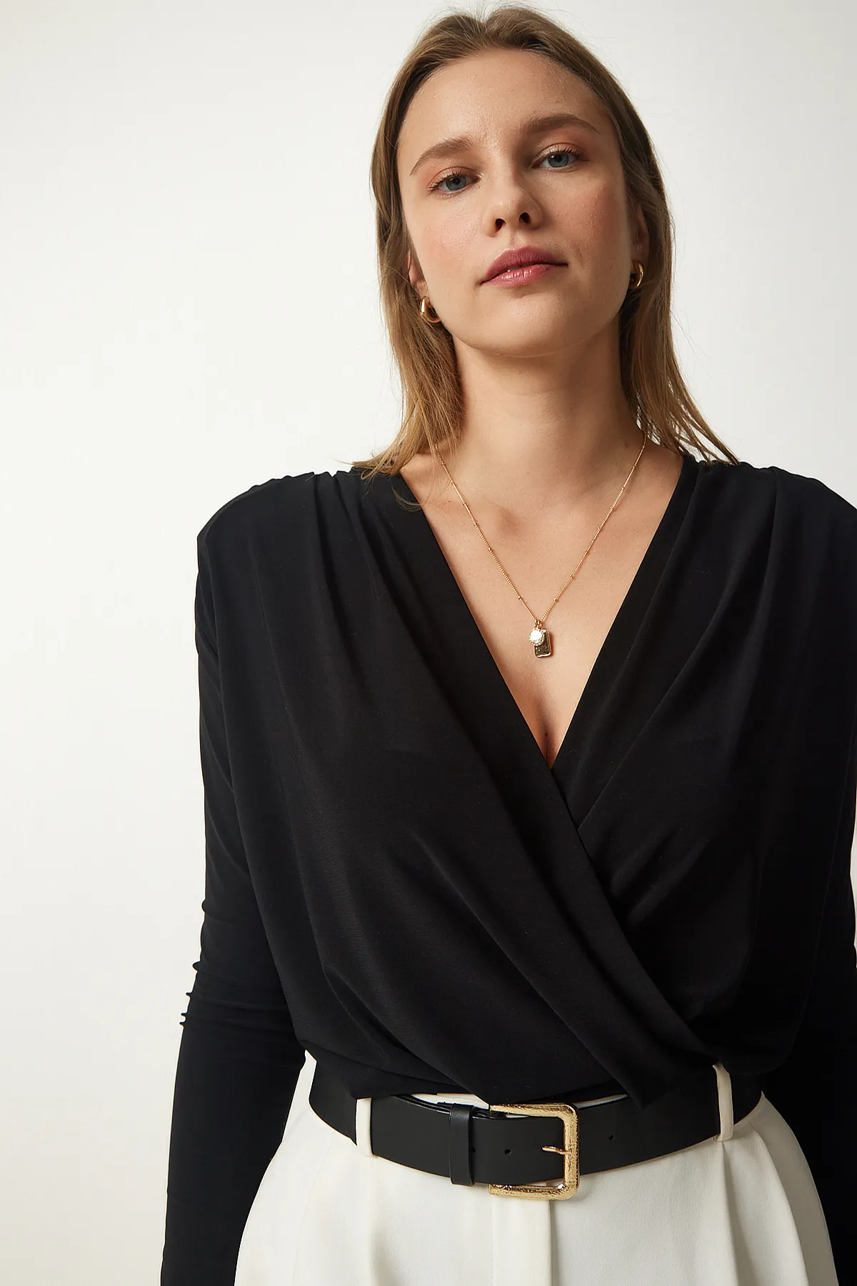 Happiness İstanbul  Schwarze Strickbluse zum Anstecken mit Wickelkragen für Damen FF00147