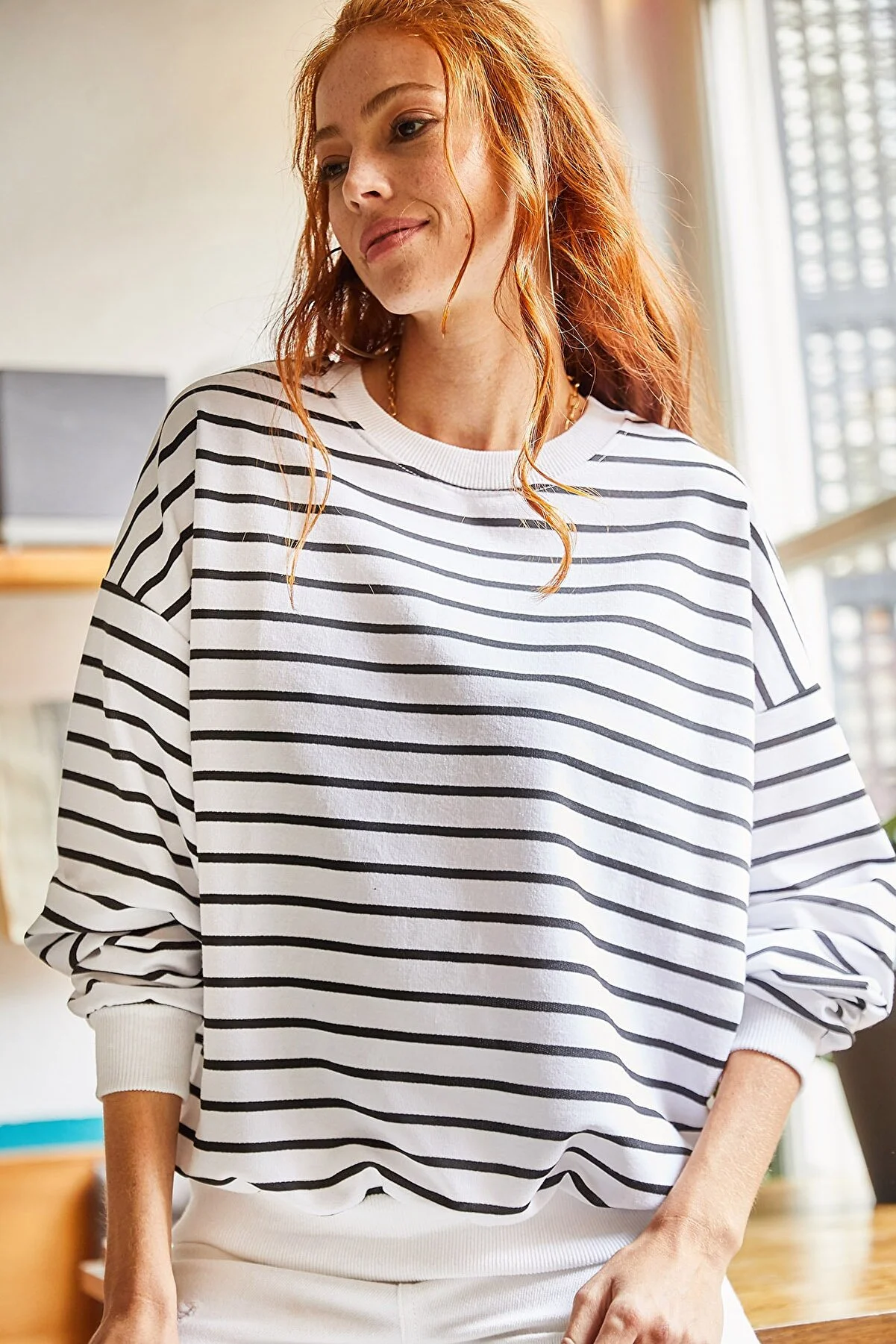 Olalook  Weiß-schwarz gestreiftes Basic-Sweatshirt für Damen mit weicher Struktur, lässig, SWT-19000457