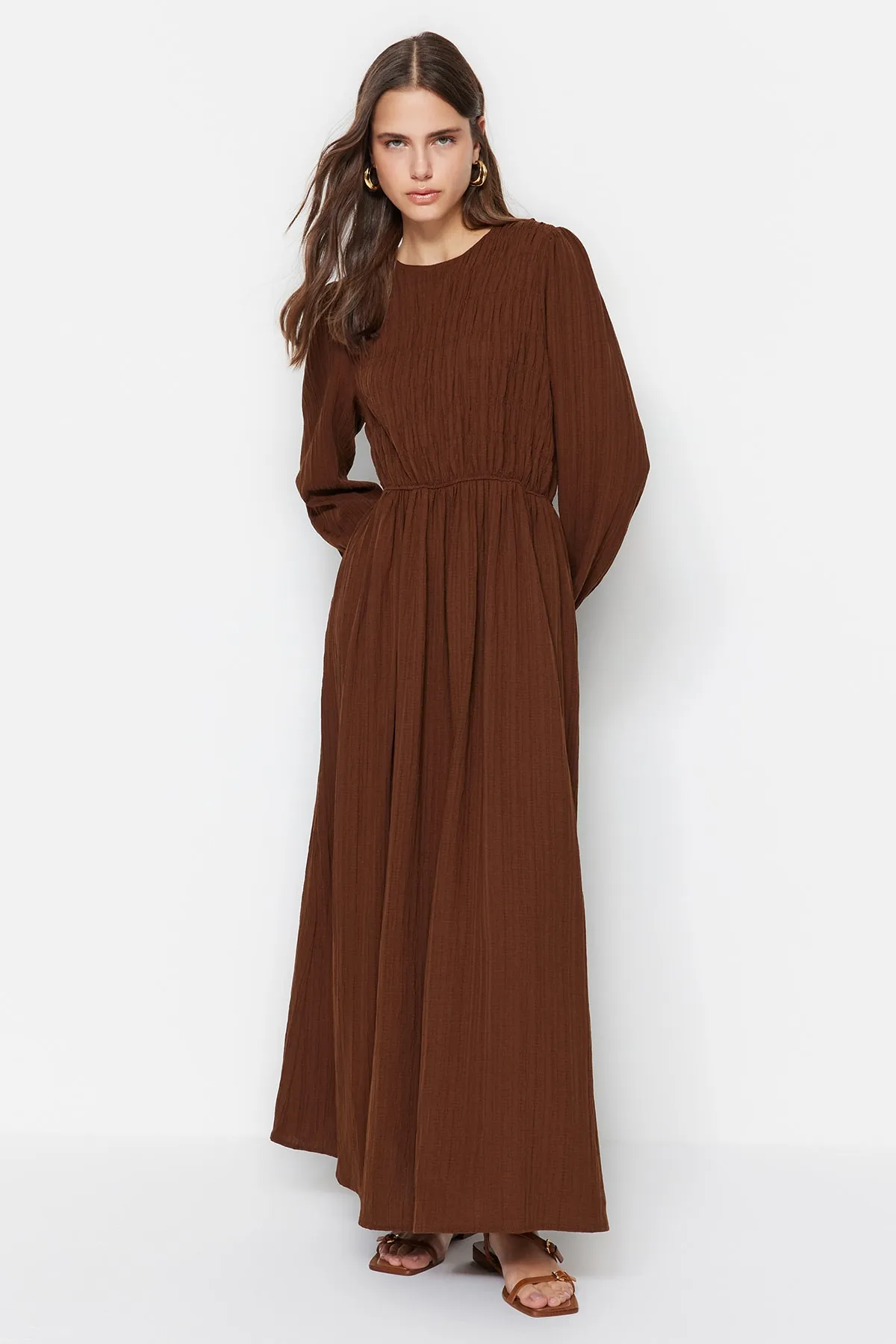 Trendyol Modest  Braunes gewebtes Kleid mit elastischer Taille und Gipe-Detail TCTSS23EB00026