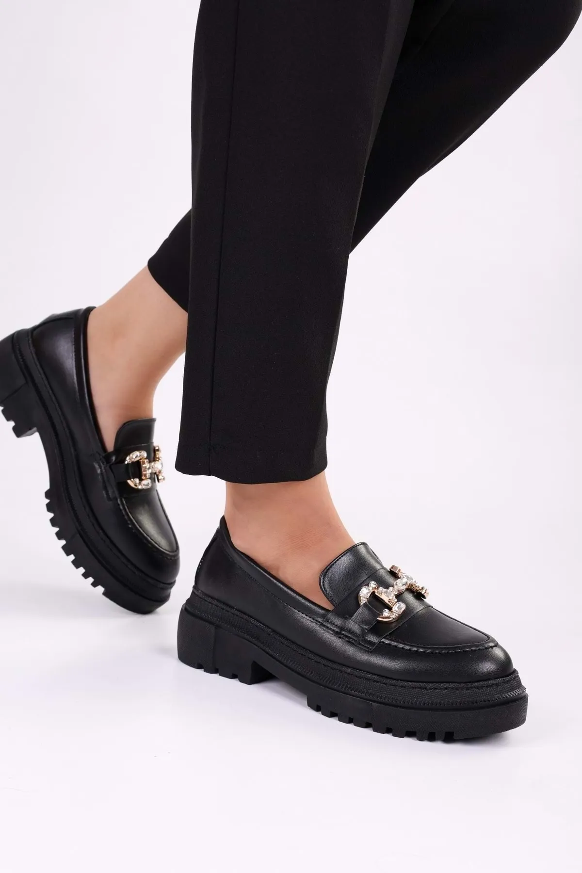 Shoeberry  Lucie Daily Loafer für Damen in schwarzer Haut mit Steinschnalle