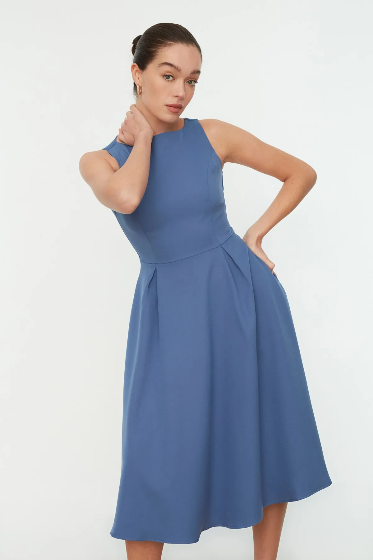 Trendyol Collection  Midi-Plissee-Webkleid mit Indigo-Taille TWOSS20EL0980