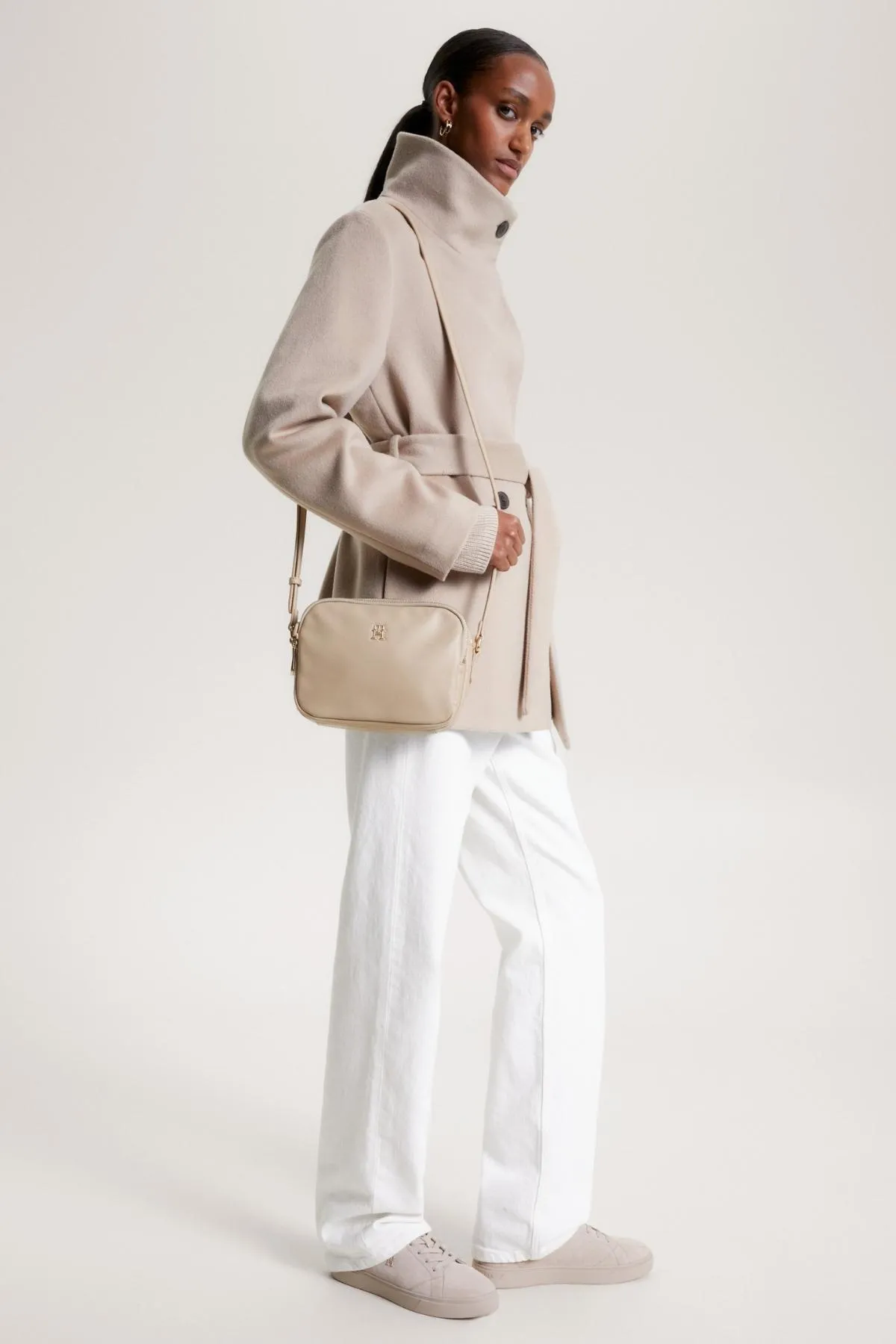 Tommy Hilfiger  Beige Damen-Umhängetasche mit Markenlogo und verstellbarem Schultergurt, stilvoller Look und für den täglichen Gebrauch geeignet