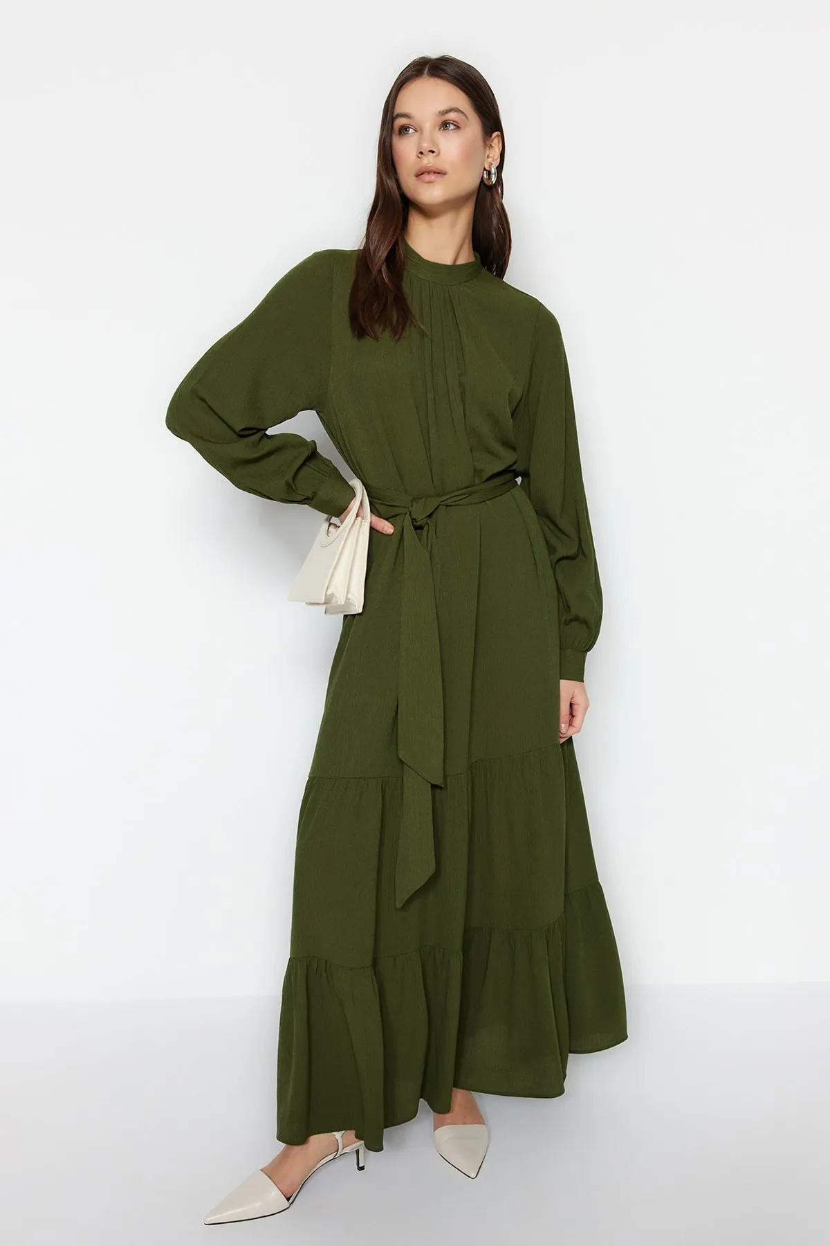 Trendyol Modest  Khakifarbenes gewebtes Kleid mit Ballonärmeln und Gürtel TCTSS23EB00289