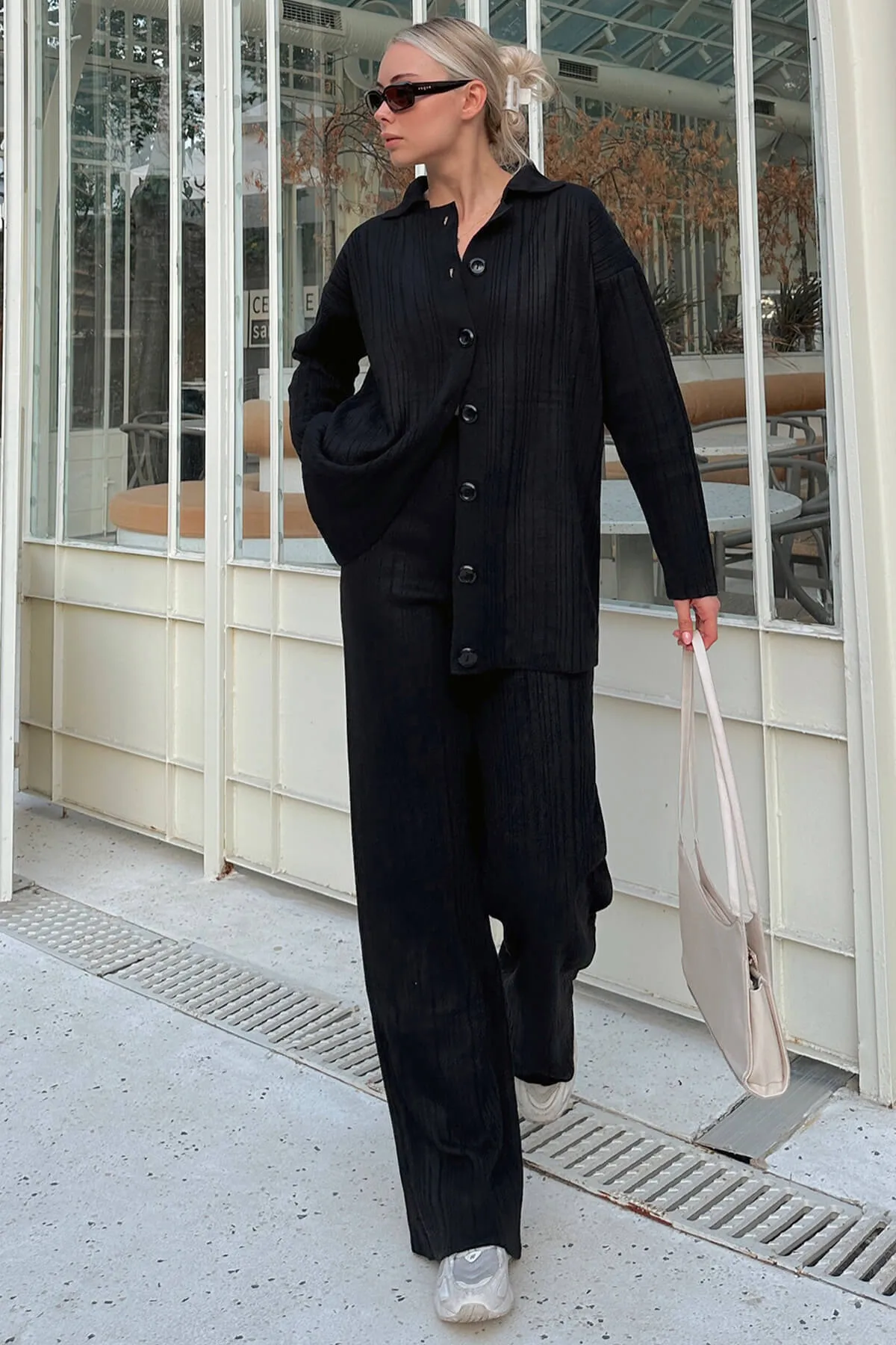 Swist  Schwarzes, geknöpftes Rollkragen-Strickjacken- und Hosen-Set für Damen aus Strickober- und -unterteil