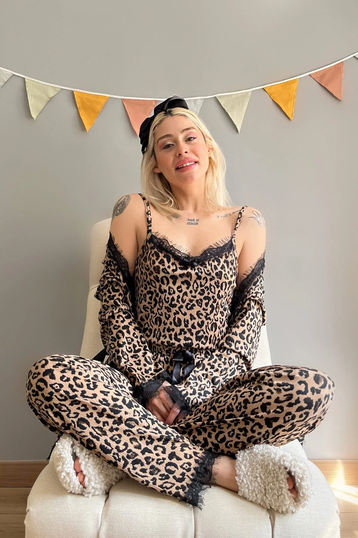 Pijamaevi  Braunes Pegasus-Pyjama-Set mit Leopardenmuster für Damen und Bademantel