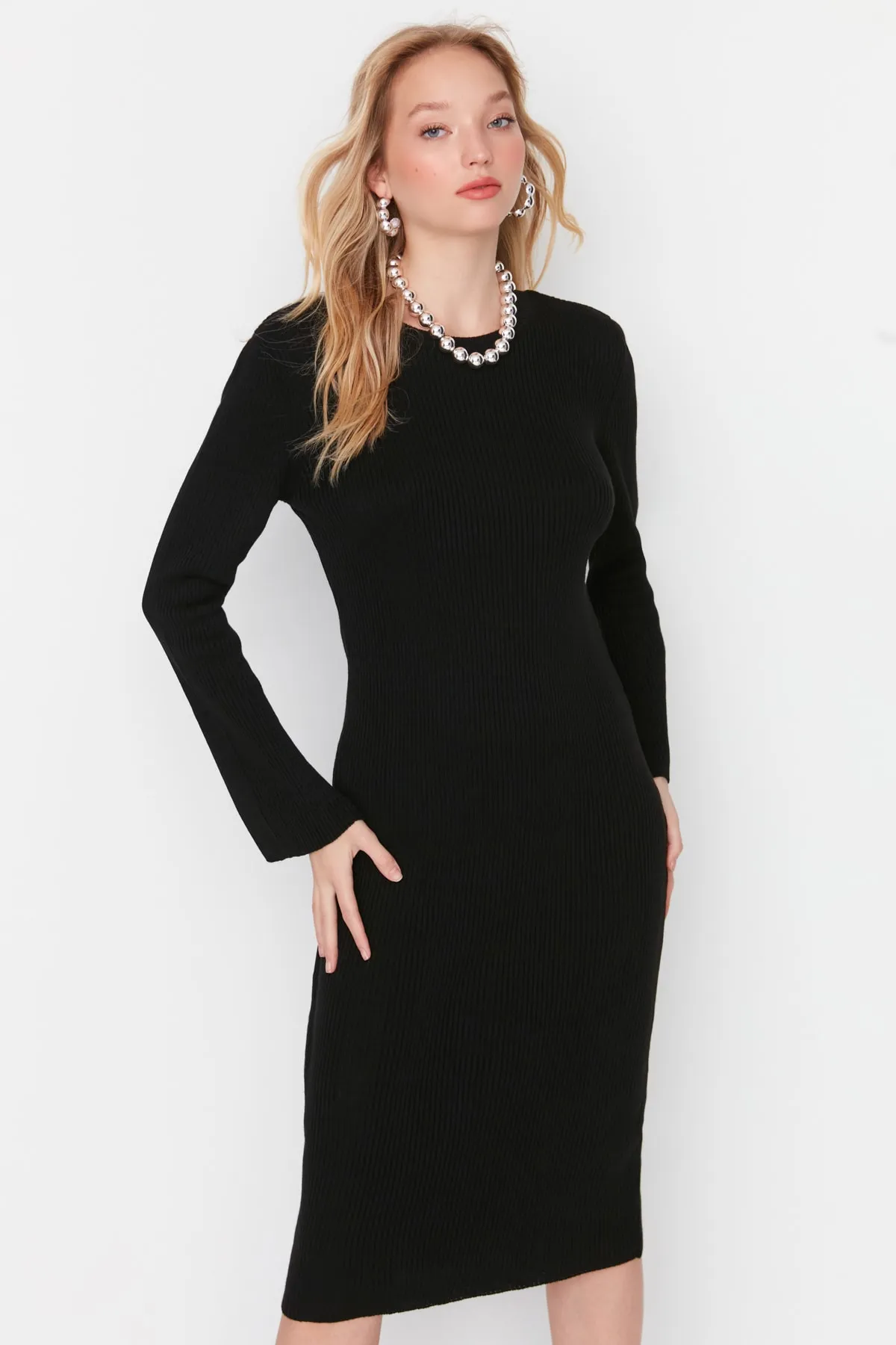 Trendyol Collection  Schwarzes, detailliertes Strickkleid mit Schlitz TWOAW23AU00187