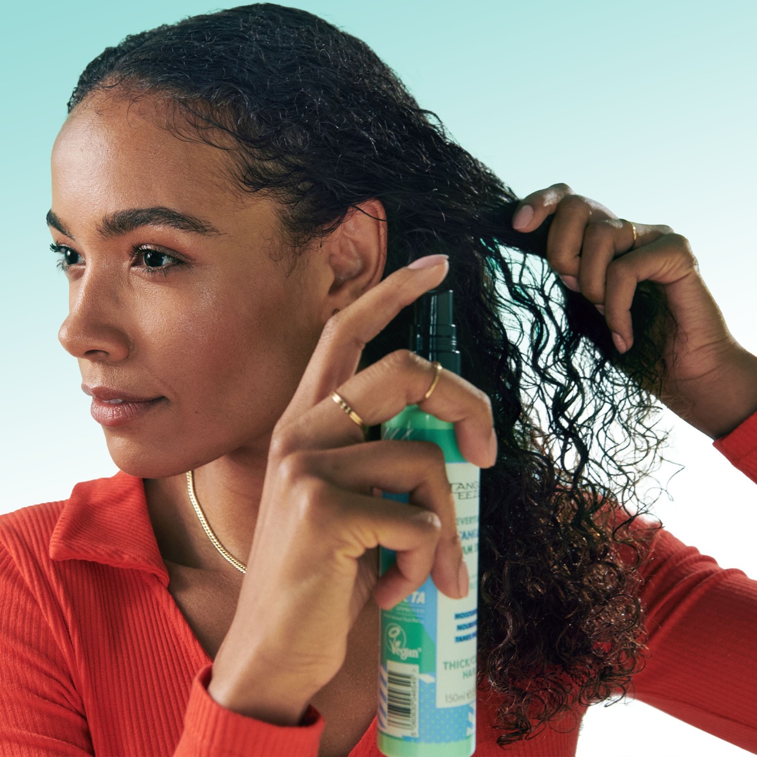 Crema desenredante en spray Tangle Teezer para cabello grueso y rizado.