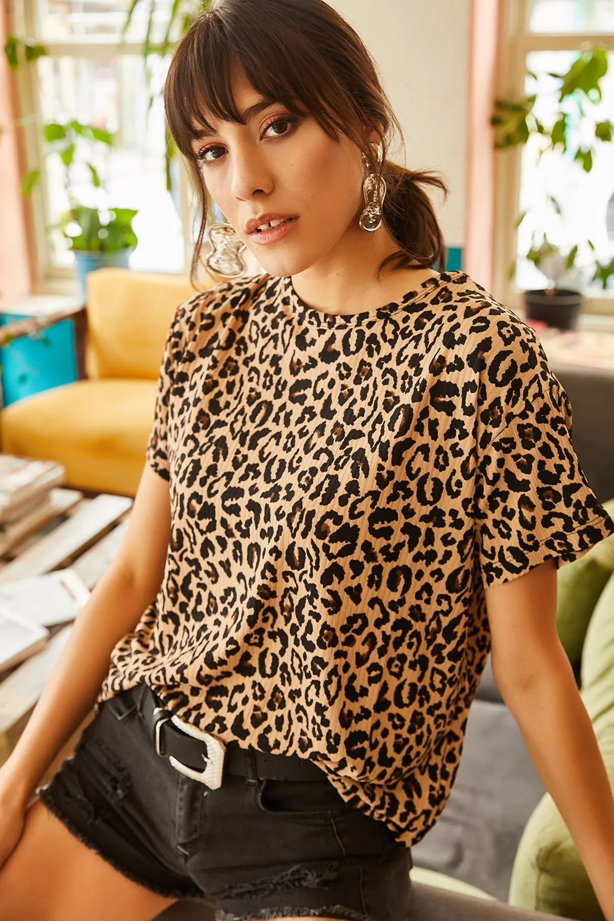 Olalook  Damen-Crop-T-Shirt aus Cordstrick in Beige mit Leopardenmuster TSH-19000328