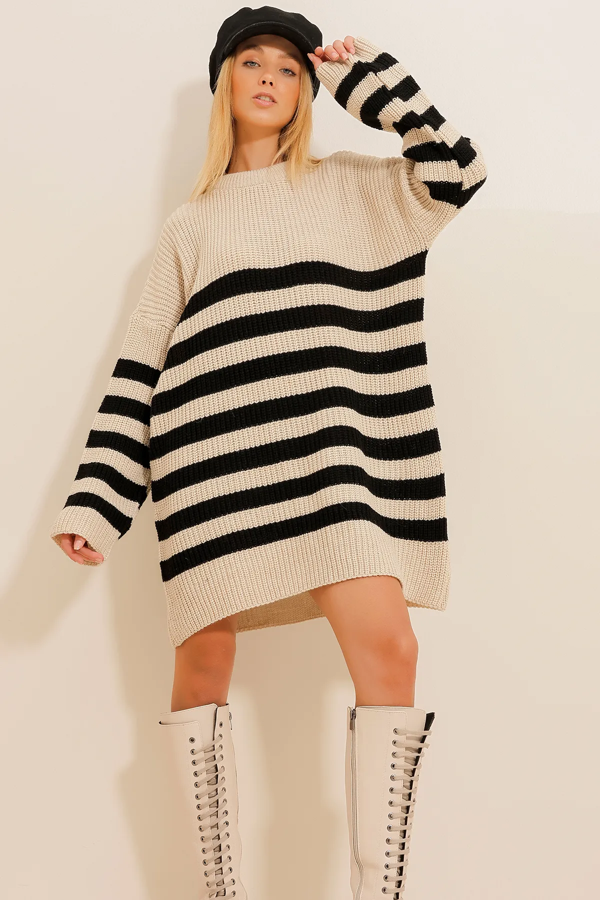 Trend Alaçatı Stili  Beigefarbene Damen-Strickbluse mit Rundhalsausschnitt und Oversize-Streifen ALC-X11061