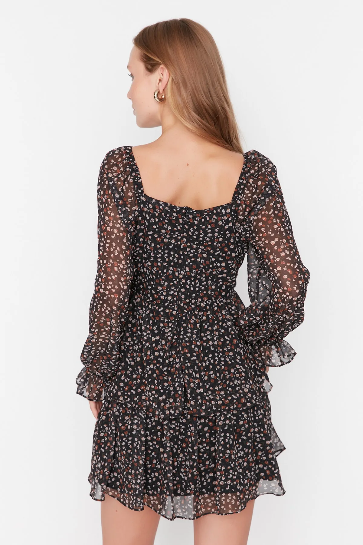 Trendyol Collection  Schwarzes, mit Volants und Chiffon gefüttertes, gewebtes Kleid mit Taillenöffnung TWOAW23EL01455