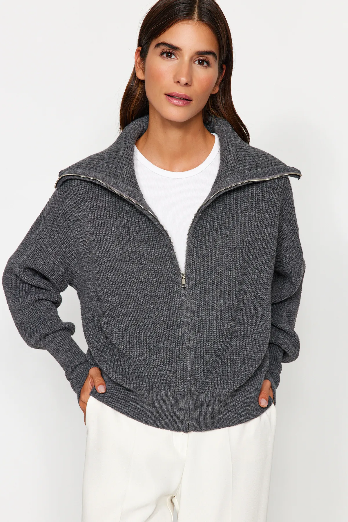 Trendyol Collection  Anthrazitfarbener Strick-Cardigan mit Degaje-Kragen und Reißverschluss TWOAW24HI00072