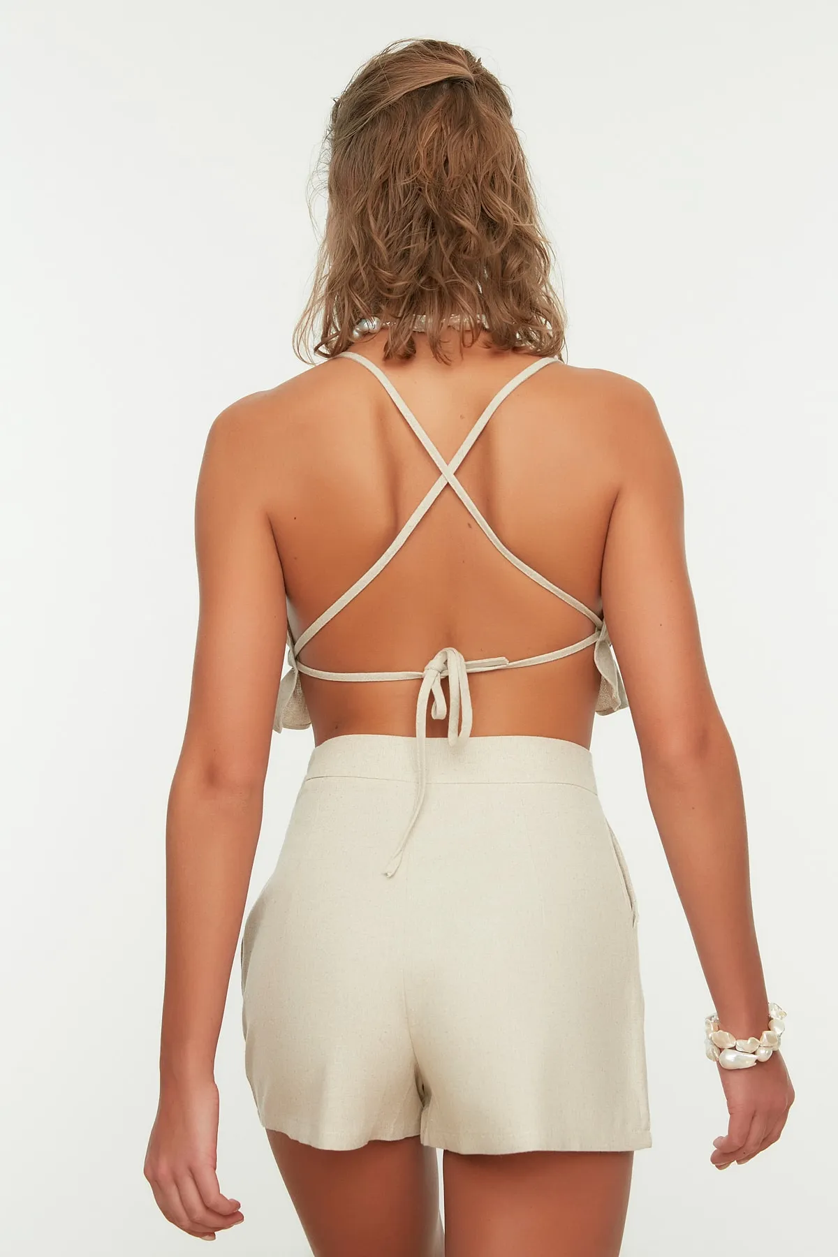Trendyol Collection  Beigefarbene Shorts aus gewebter Leinenmischung aus 100 % Baumwolle und Bermudas TBESS21SR0058