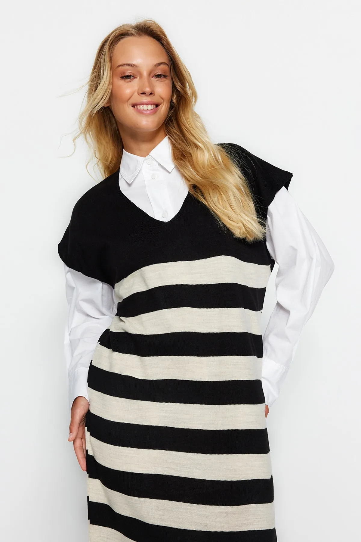 Trendyol Modest  Schwarzes gestreiftes Strickpulloverkleid mit V-Ausschnitt TCTAW24UV00039