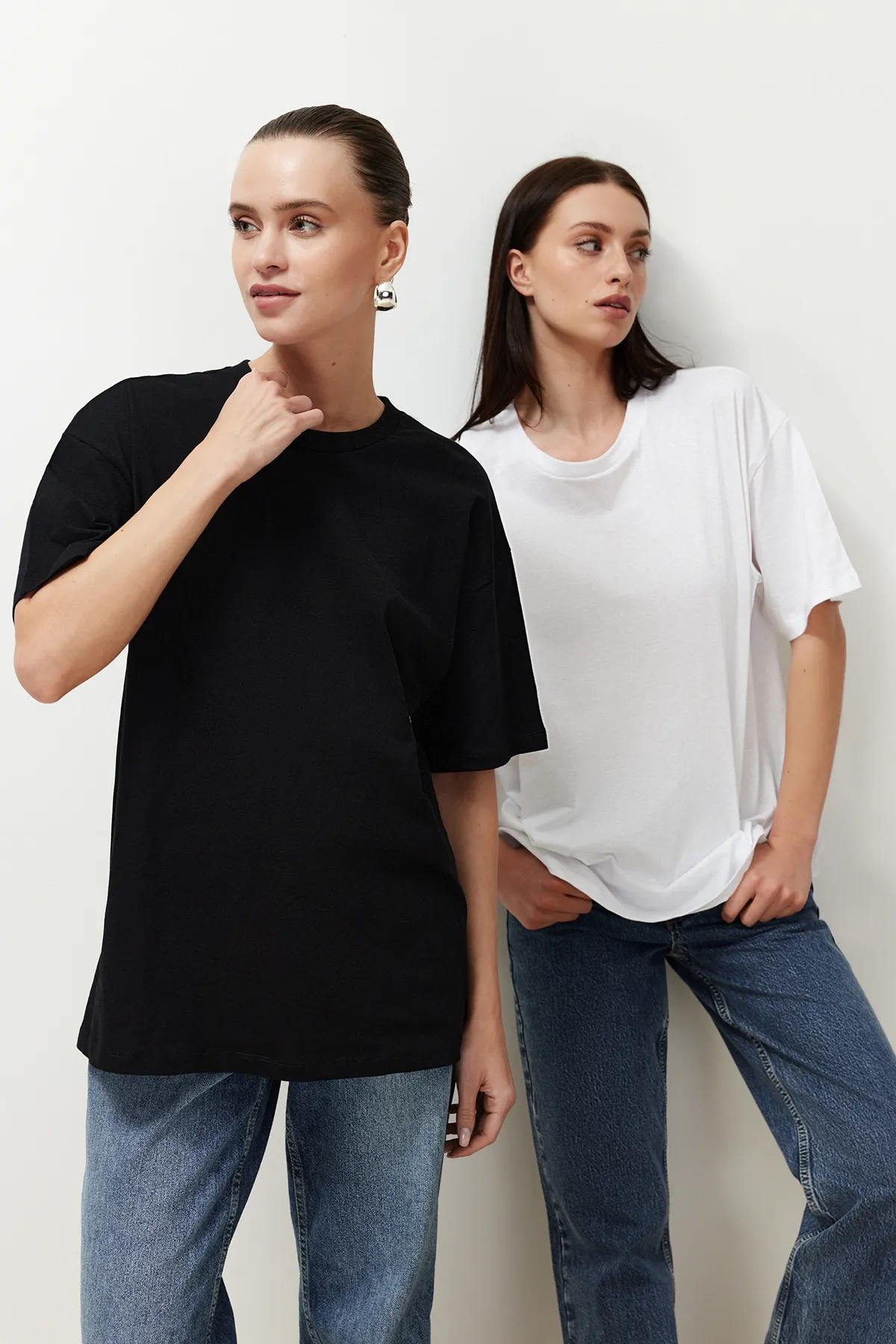 Trendyol Collection  Schwarz-weißes 2er-Pack gestricktes T-Shirt mit Rundhalsausschnitt aus 100 % Baumwolle in Übergröße/weiter Passform TWOSS24TS00223