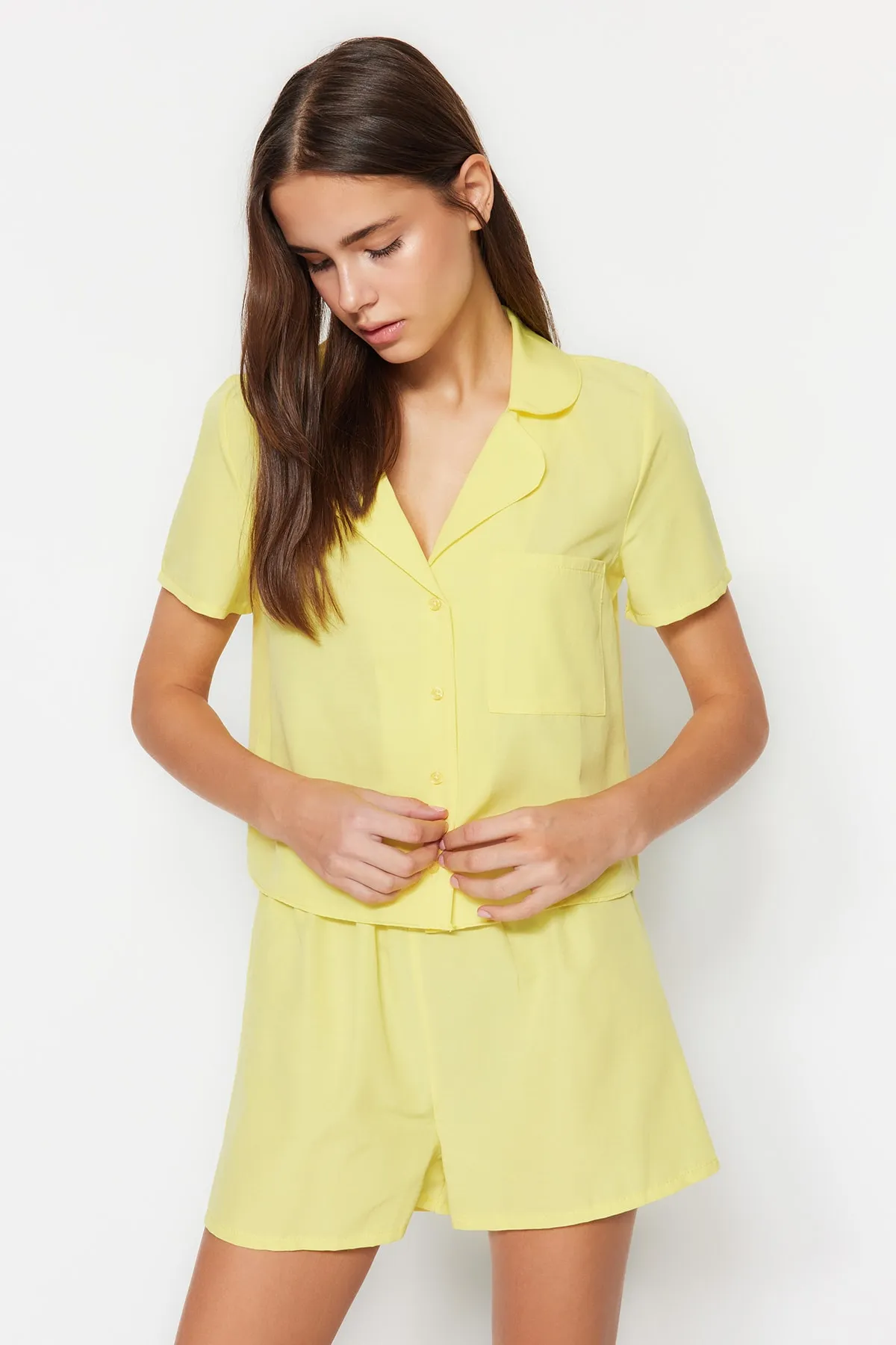 Trendyol Collection  Gelbes, gewebtes Pyjama-Set mit Hemd und Shorts aus Frottee-Baumwolle THMSS23PT00132