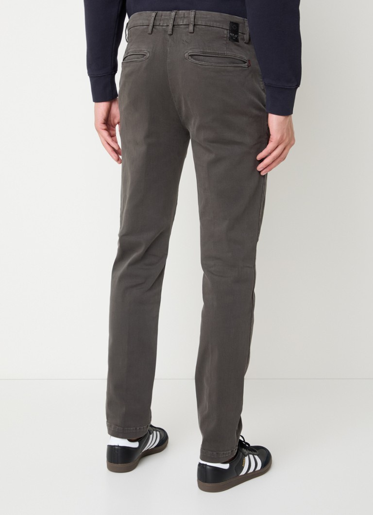 Pantaloni chino Benni Replay cu croială clasică și buzunare laterale.