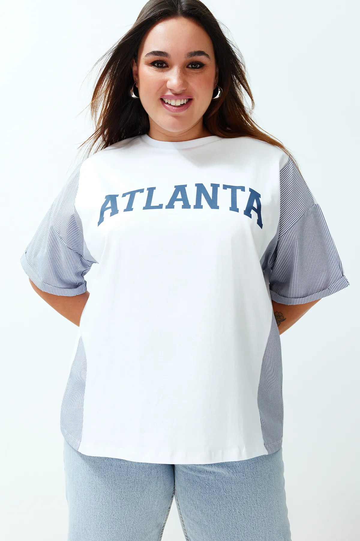 Trendyol Curve  Weißes, gestreiftes, bedrucktes Oversize-Strick-T-Shirt TBBSS24BF00017