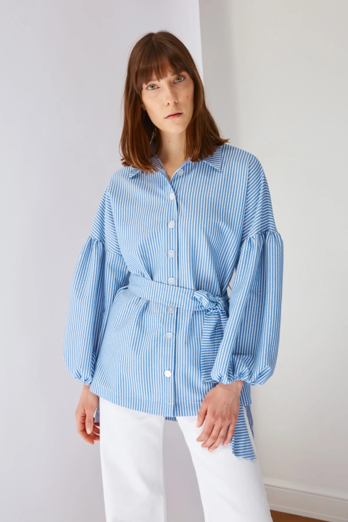 Trendyol Modest  Blau gestreiftes, gewebtes Hemd mit Ballonärmeln und langem Rücken, Gürtel TCTSS22GO0116