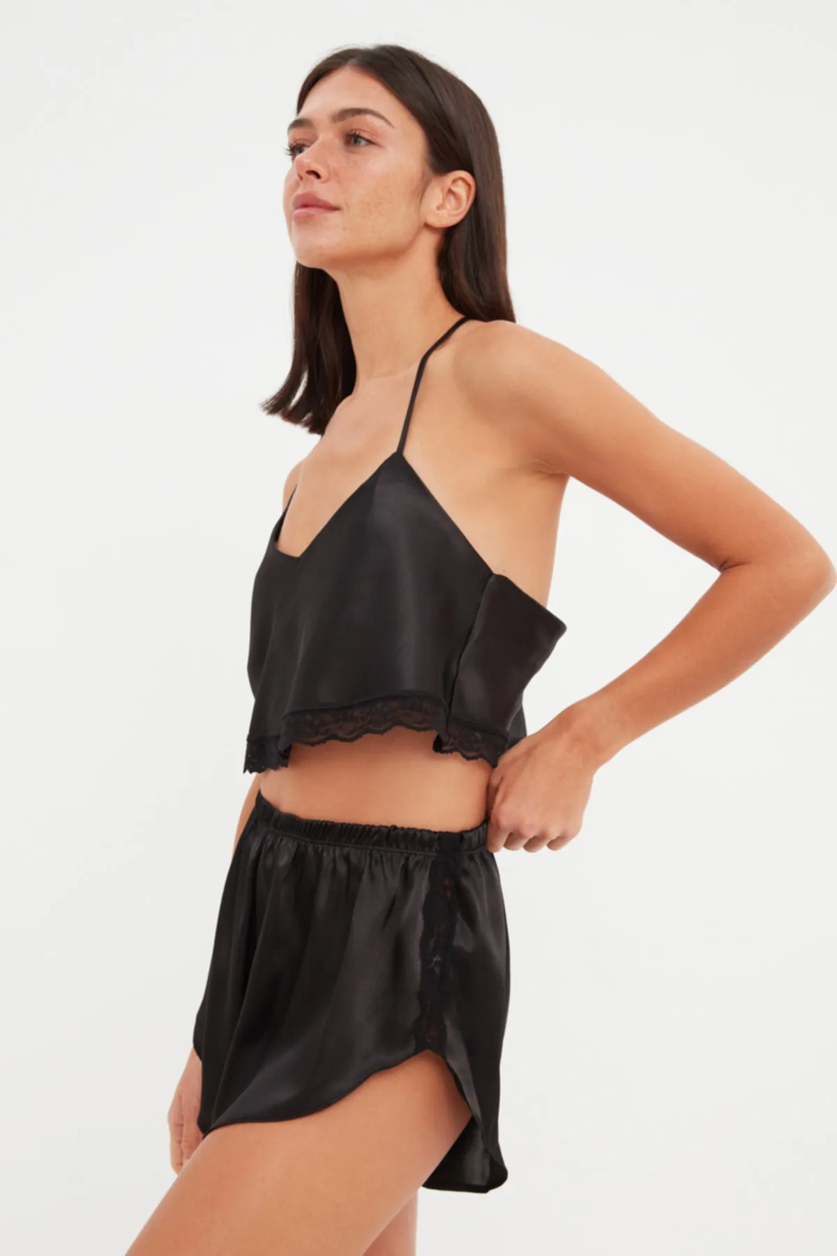 Trendyol Collection  Schwarzes Pyjama-Set aus gewebtem Satin mit Spitzendetails und Seilträgern THMSS22PT0264