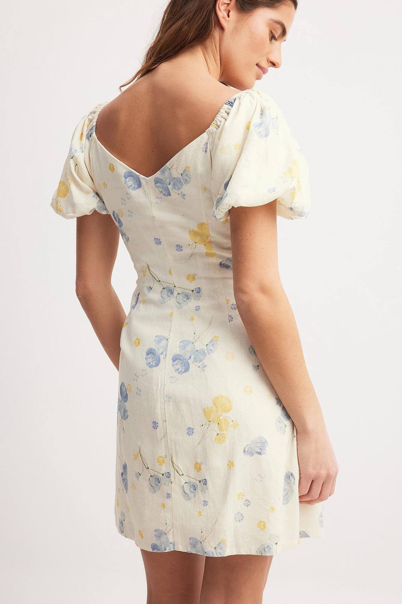 Minikleid aus Leinen-Mix mit Puffärmeln