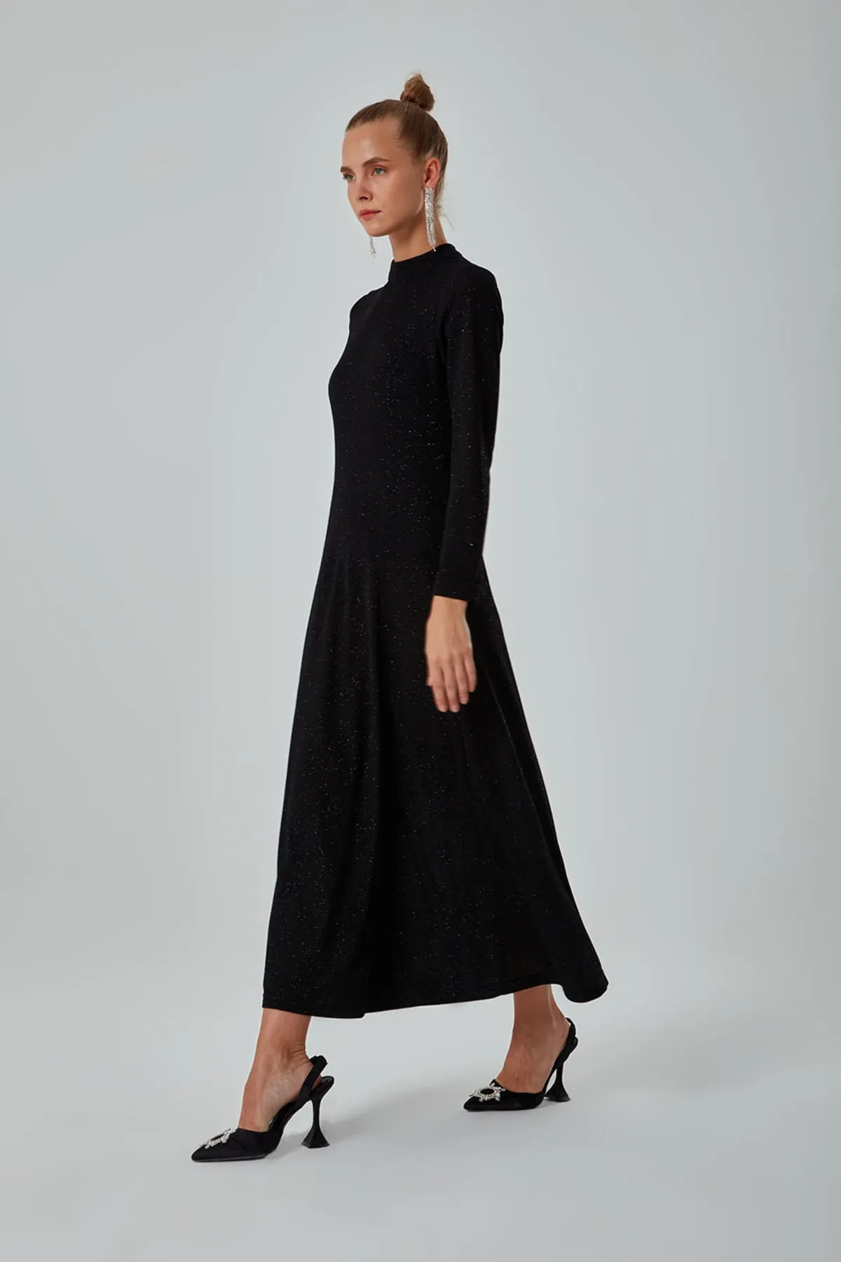Mizalle  Glitzerndes schwarzes Strickkleid
