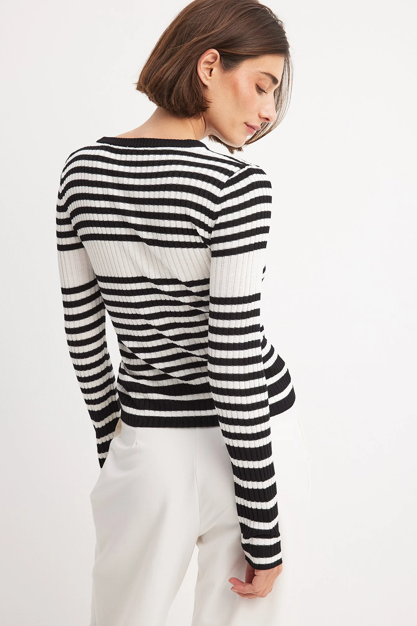 Fein gestrickter, gestreifter Pullover