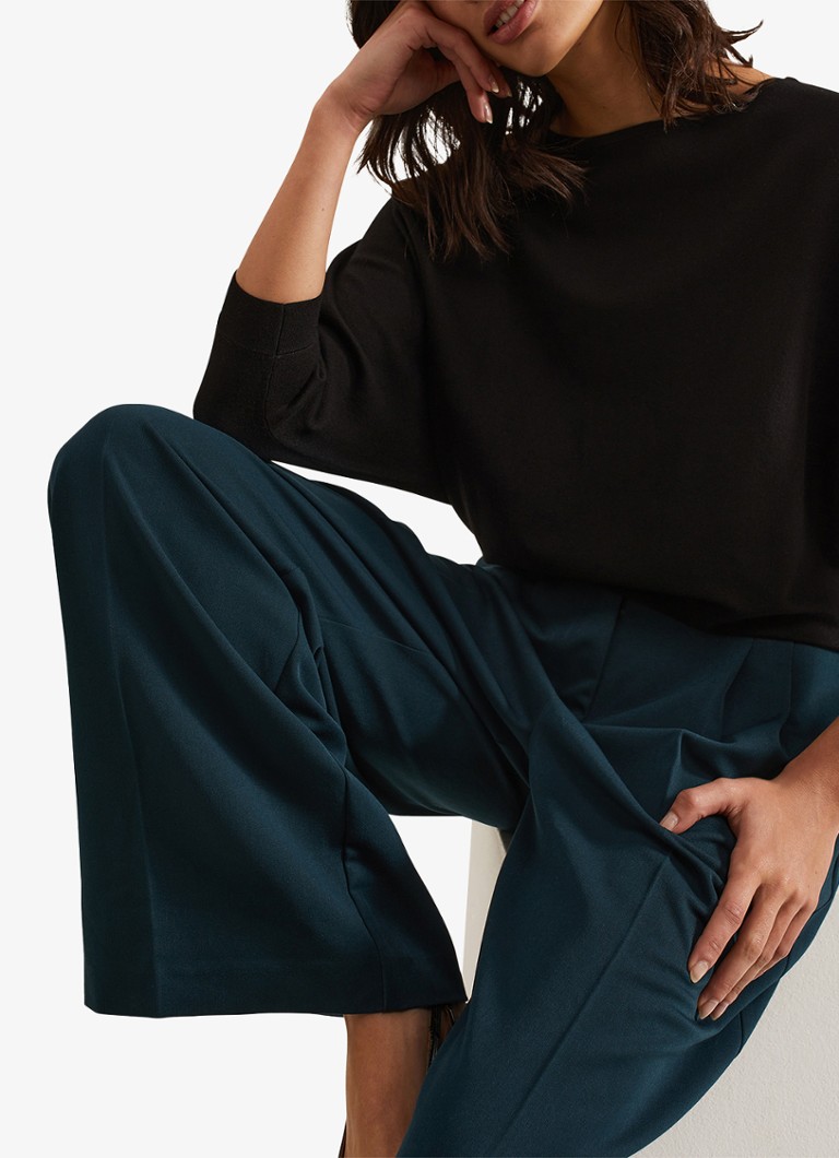 Tricou Cristine de la Phase Eight, confecționat din material tricotat subțire și elastic.