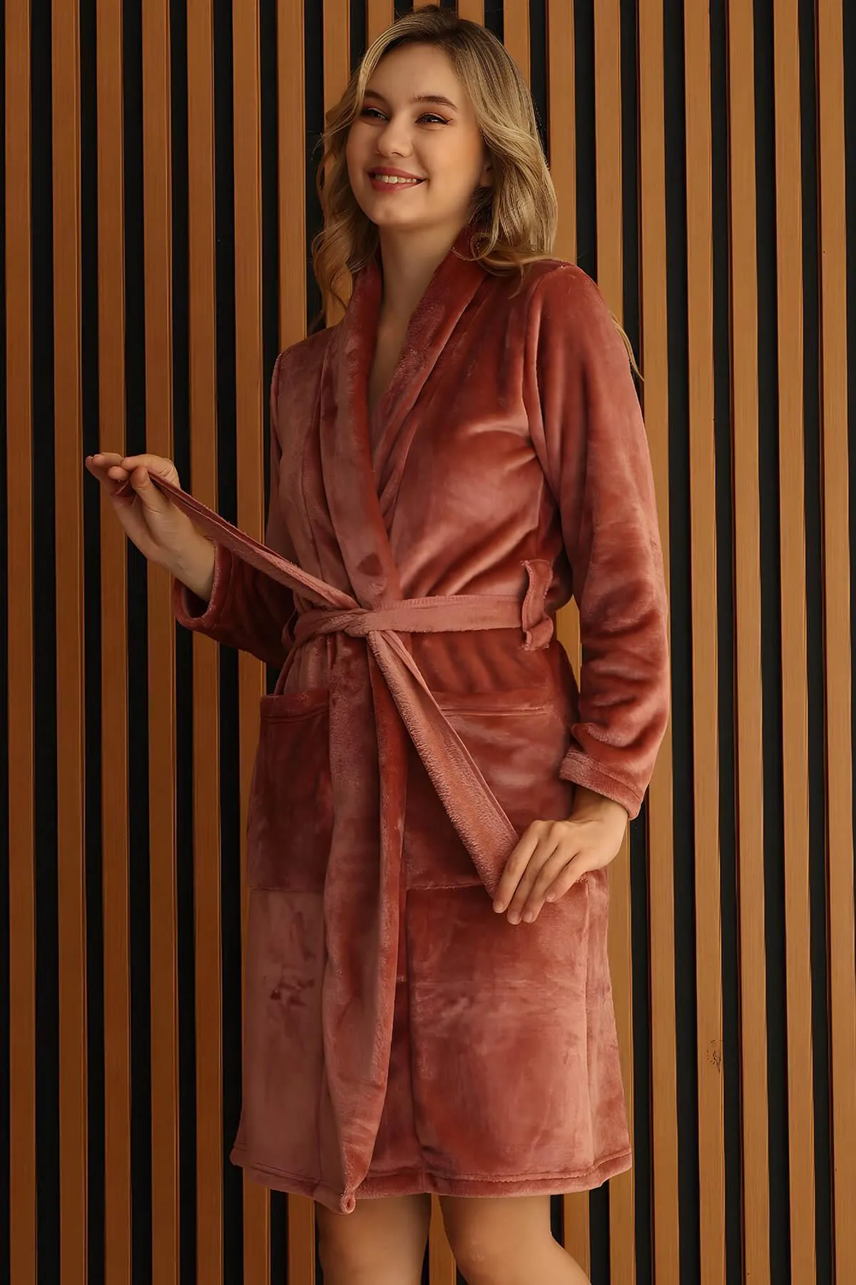 Pijamaevi  Weicher, langer Plüsch-Damen-Morgenmantel mit rosa Taschen