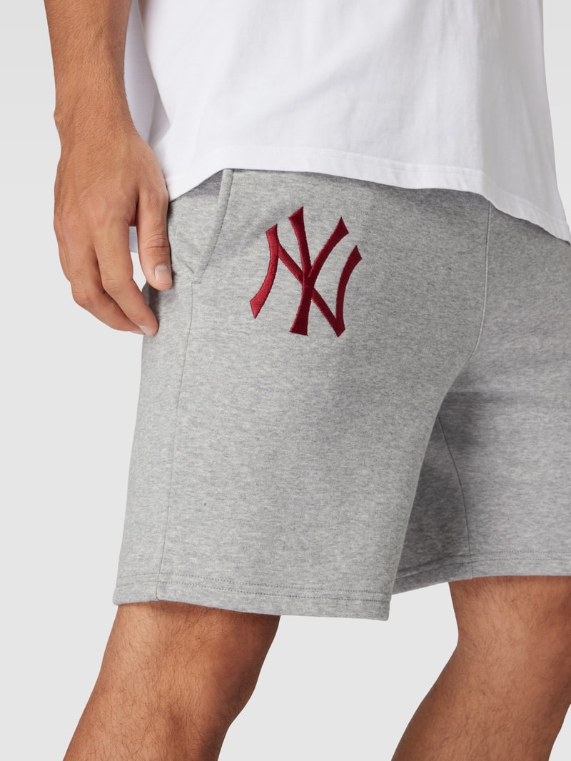 Sweatshorts mit Motiv-Stitching Modell 'LEAGUE ESSENTIALS' in hellgrau meliert