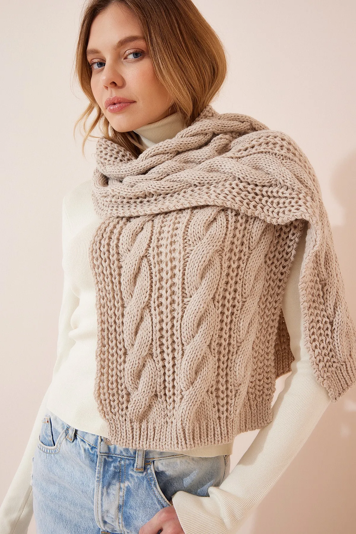 Happiness İstanbul  Beigefarbener Strickschal mit detailliertem Muster für Damen PD00067