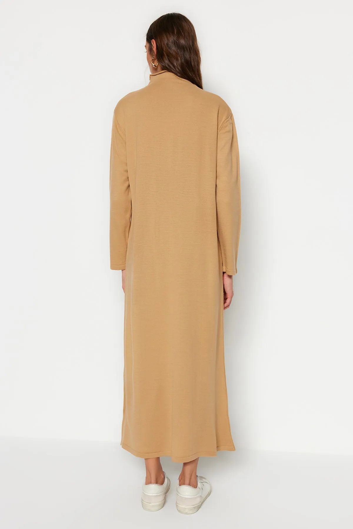 Trendyol Modest  Kamelfarbenes Strickkleid mit Rollkragen TCTAW23EB00001
