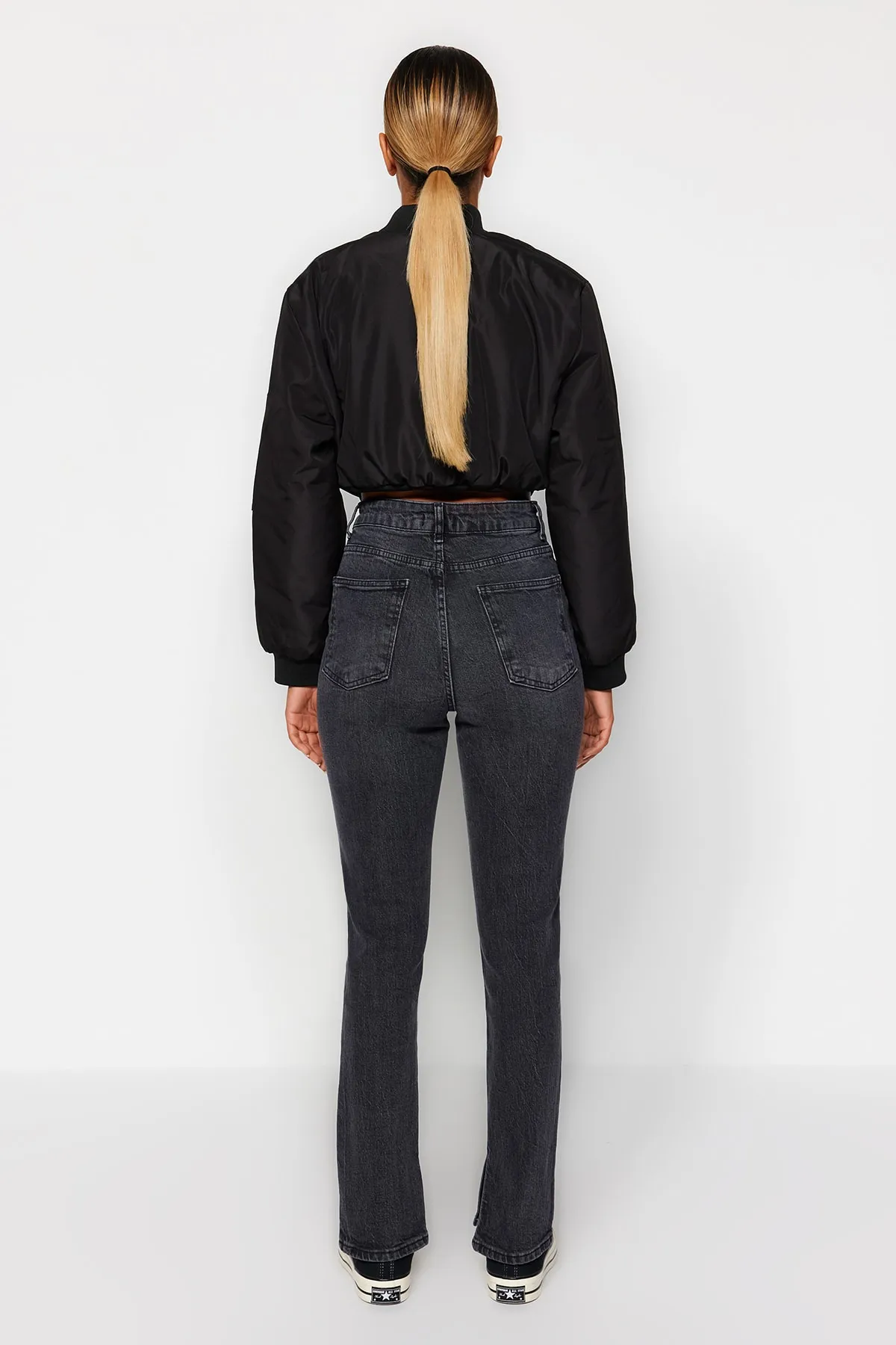 Trendyol Collection  Schwarze Jeans mit Schlitz und hoher Taille, gerader Schnitt, TWOSS22JE0430