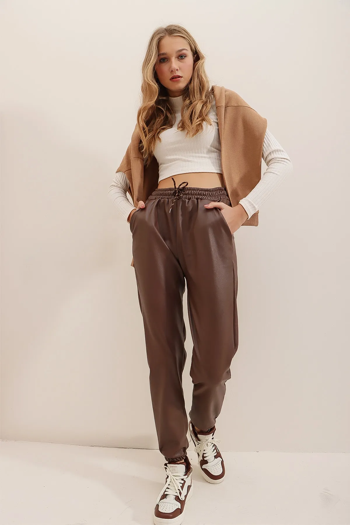 Trend Alaçatı Stili  Damen-Hose aus schokoladenbraunem, doppeltem Taillen- und Handgelenksgummi, lässig, aus Kunstleder, ALC-X7329