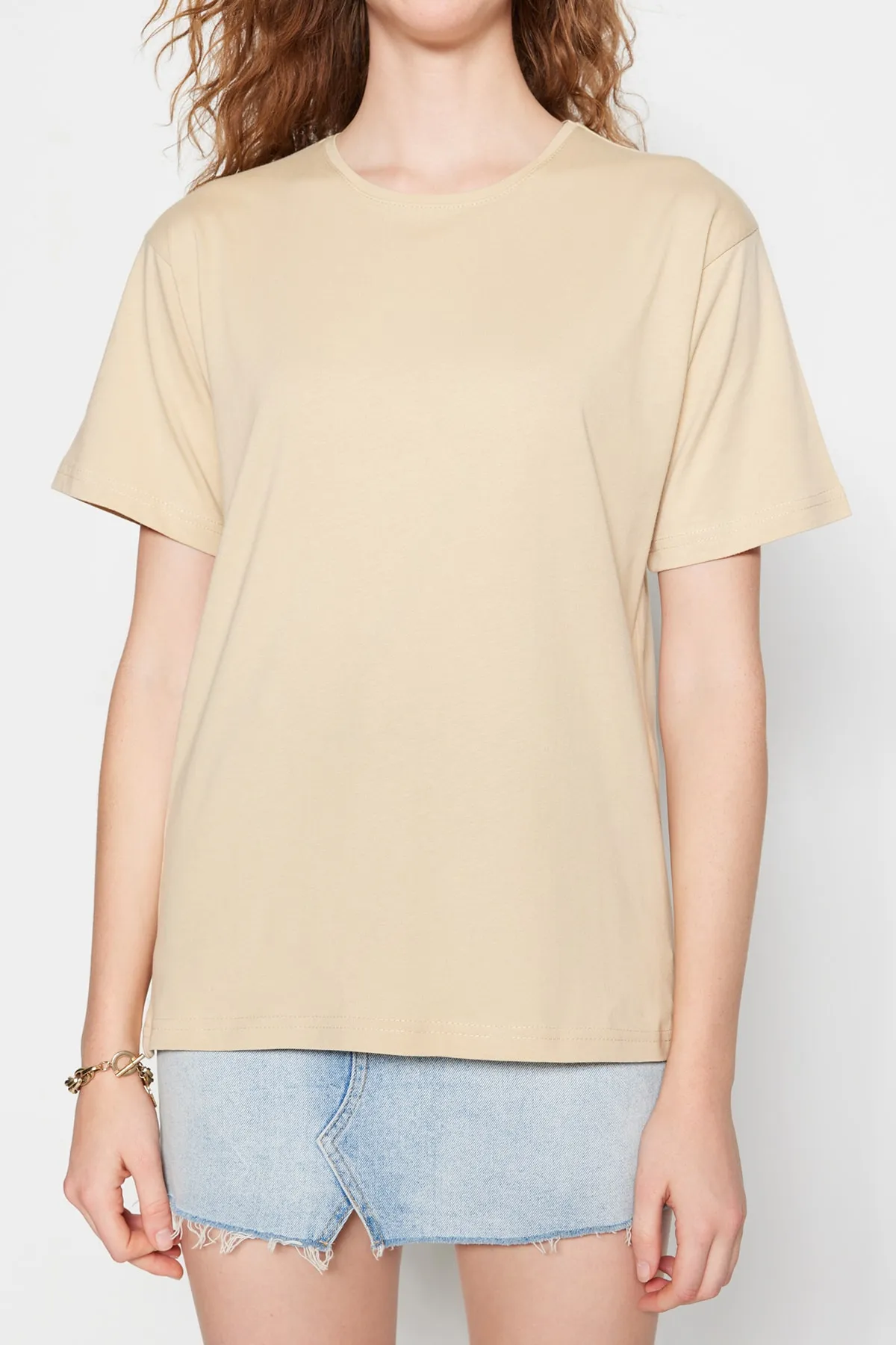 Trendyol Collection  Beigefarbenes, übergroßes/weites Strick-T-Shirt mit Rundhalsausschnitt aus 100 % Baumwolle TWOSS20TS0134