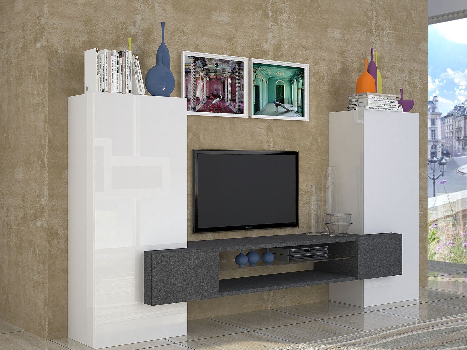 möbelando Wohnwand Akka, Moderne Wohnwand aus Spanplatte in weiß-Hochglanz und Schiefer Nachbildung bestehend aus, TV-Hängelowboard mit 2 Türen und 2 Schränke mit je 1 Tür dahinter 3 Böden. Breite 271,6 cm, Höhe 143 cm, Tiefe 46 cm.