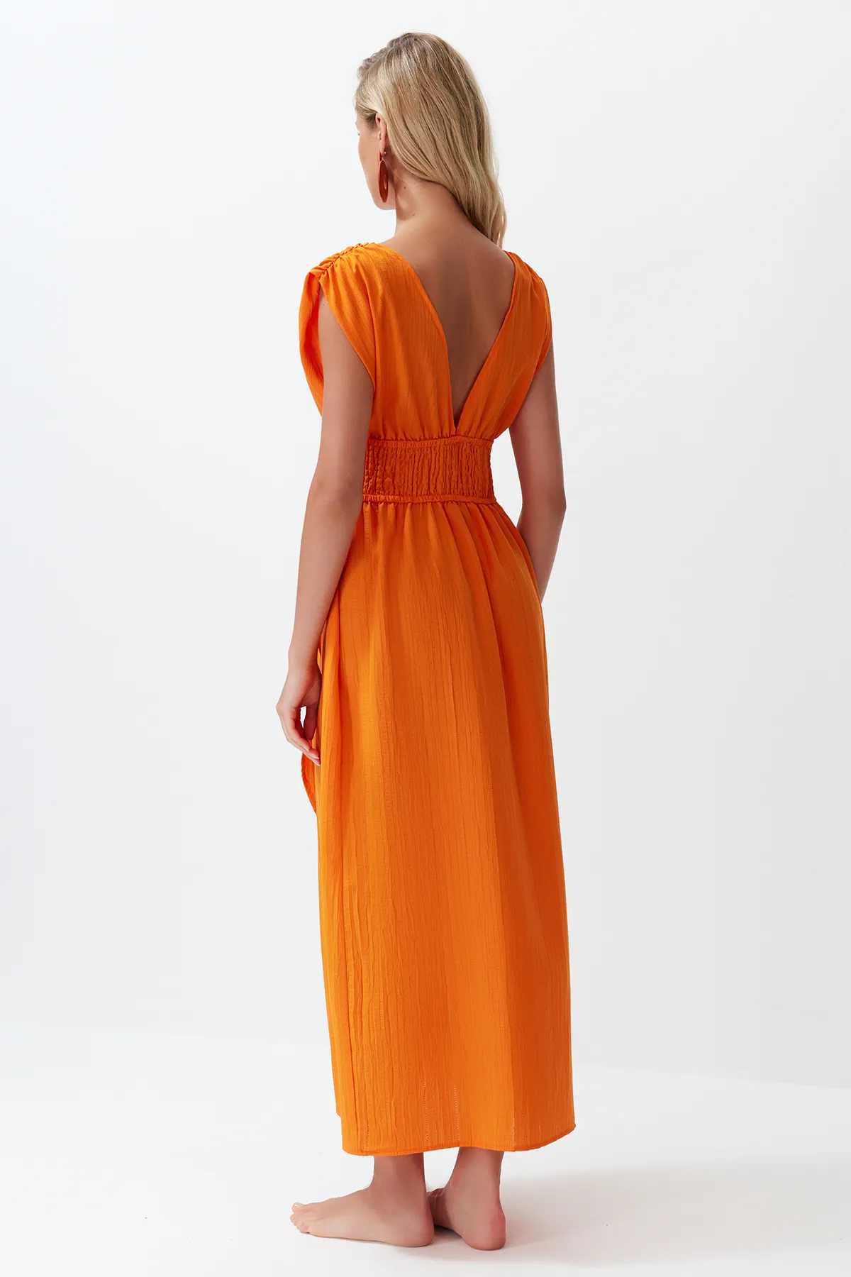Trendyol Collection  Orangefarbenes Maxi-Strandkleid mit gewebtem Schlitz TBESS24EL00063